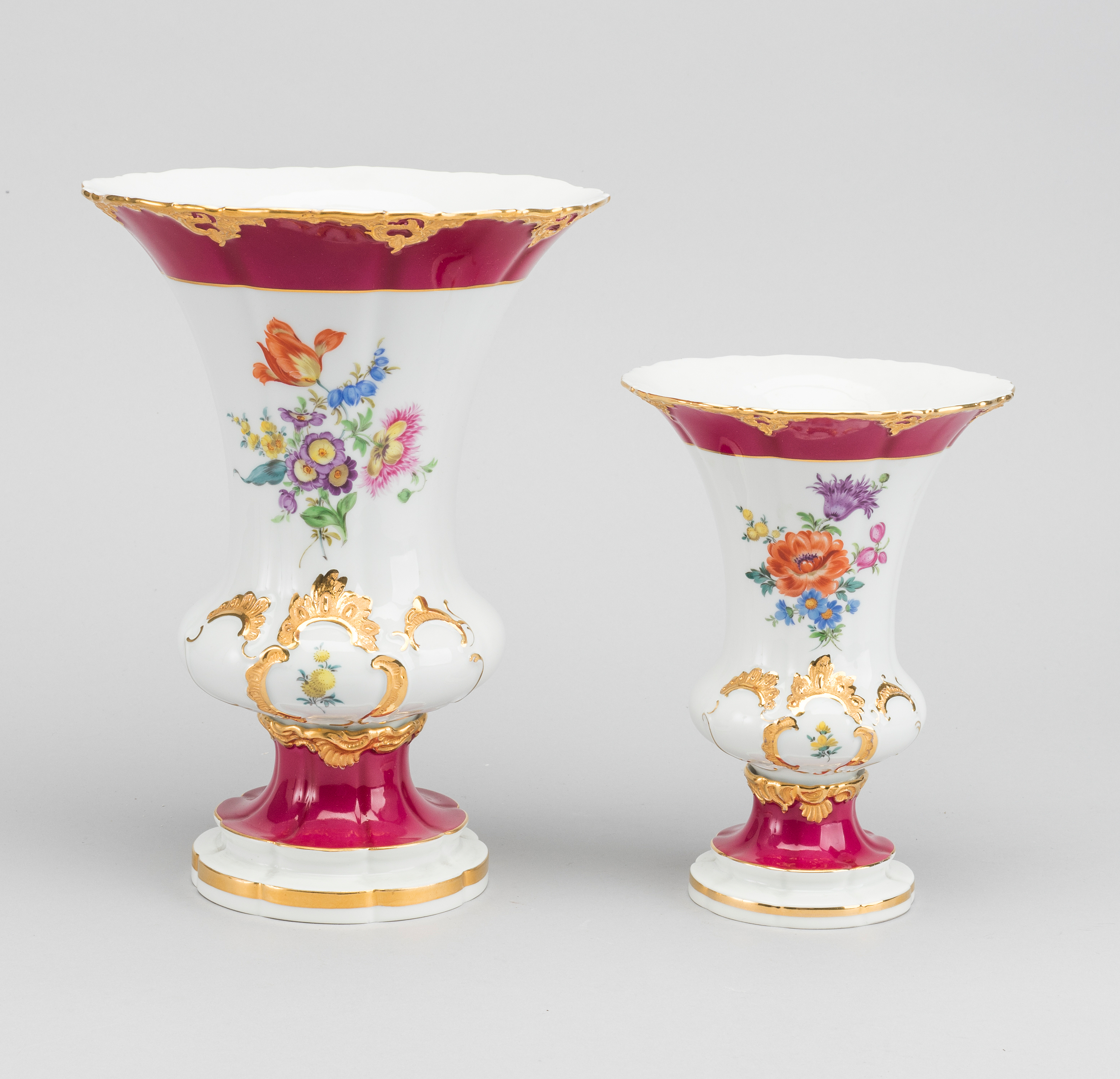 A set of two Meissen porcelain vases. Bukowskis