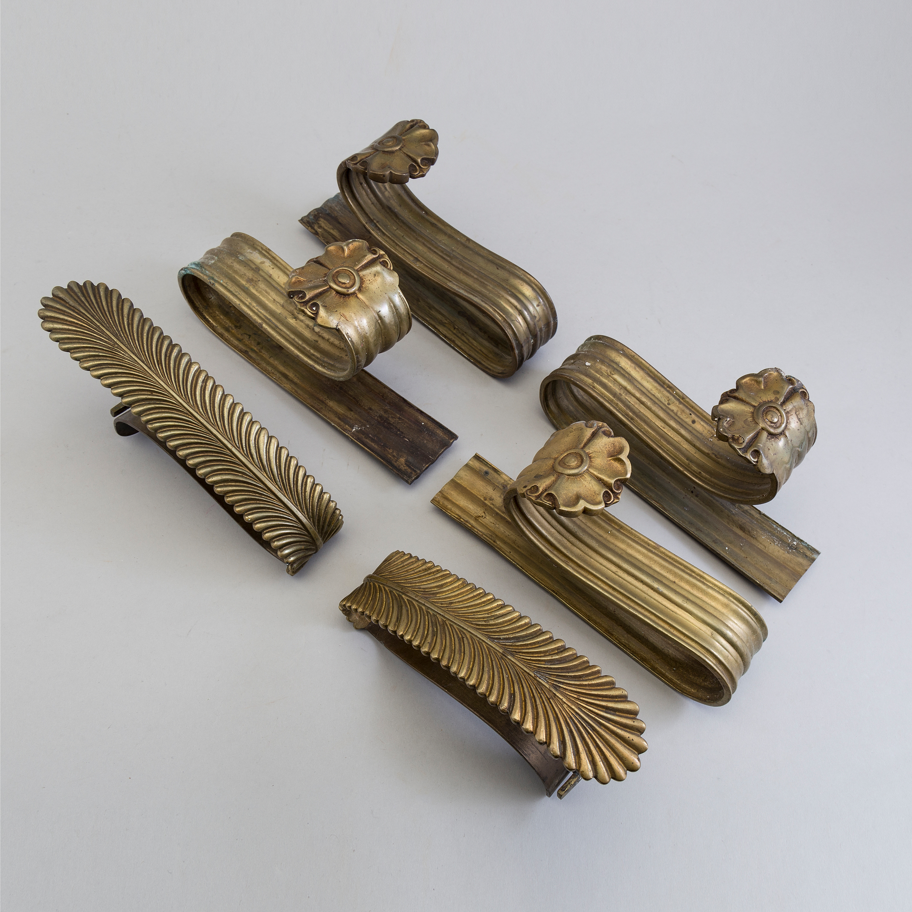 SIX BRONZE CURTAIN TIEBACKS (4+2), 19th century. Bukowskis