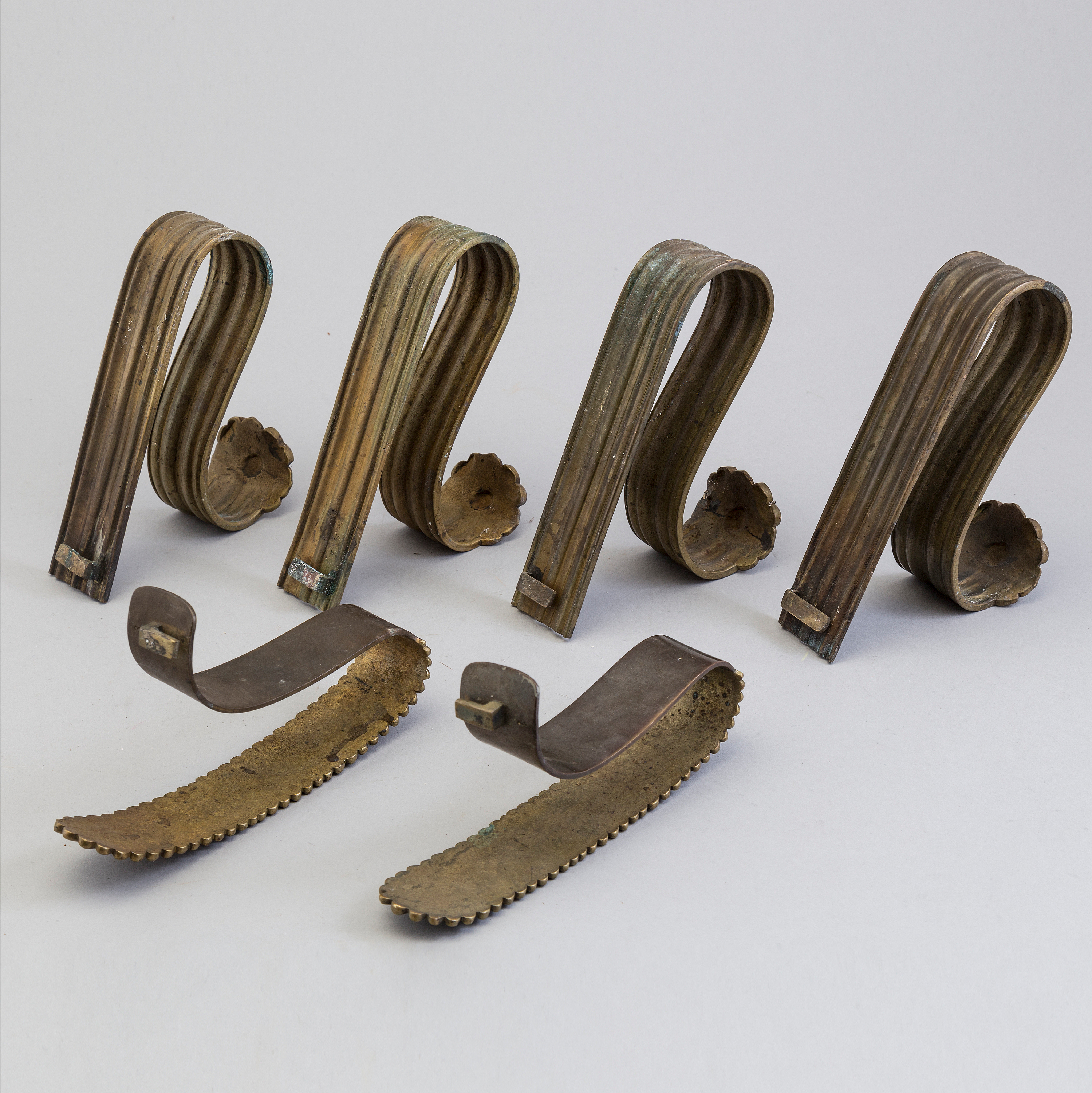 SIX BRONZE CURTAIN TIEBACKS (4+2), 19th century. Bukowskis