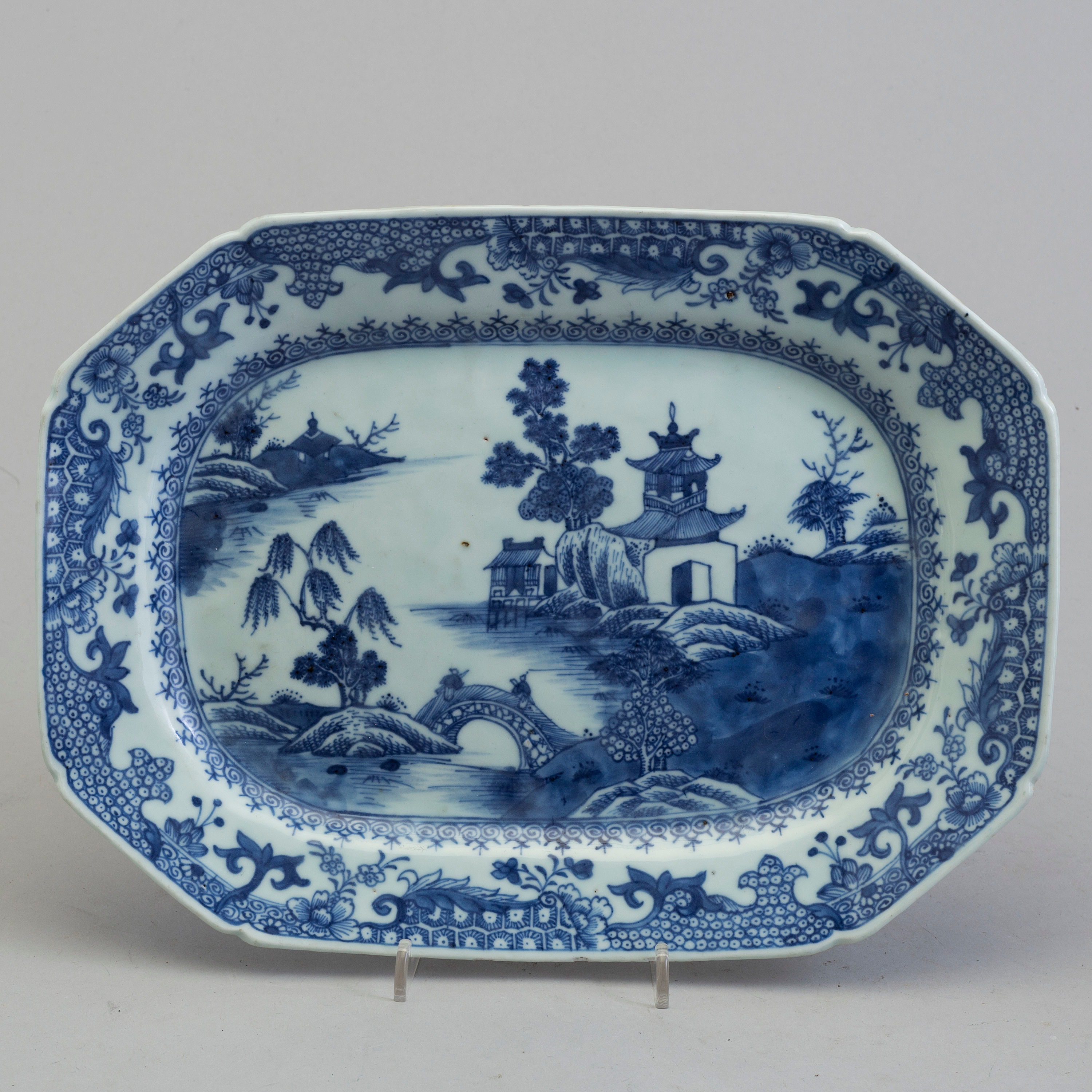 A large blue and white export porcelain dish, Qing dynasty, Qianlong