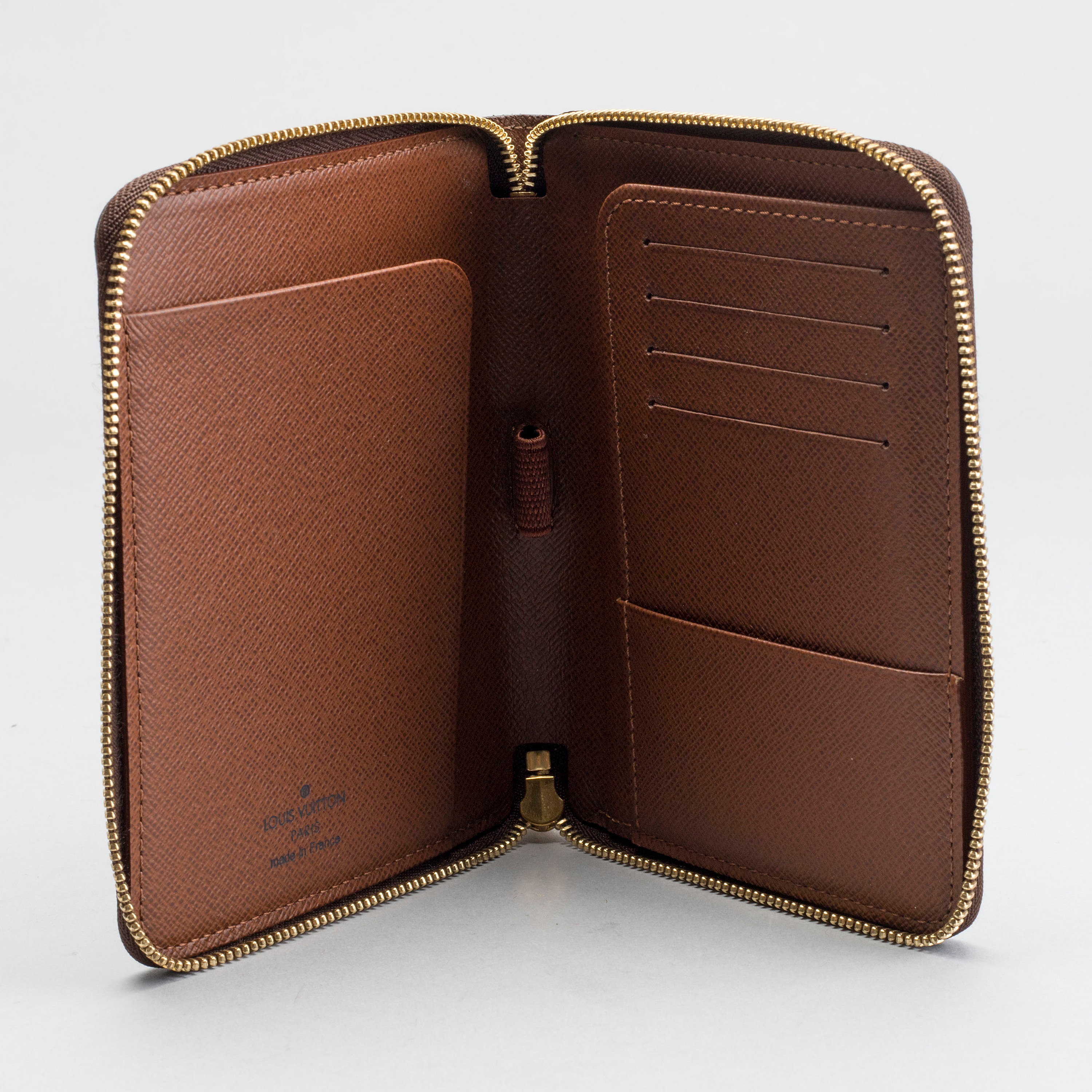 LOUIS VUITTON, passport cover. Bukowskis