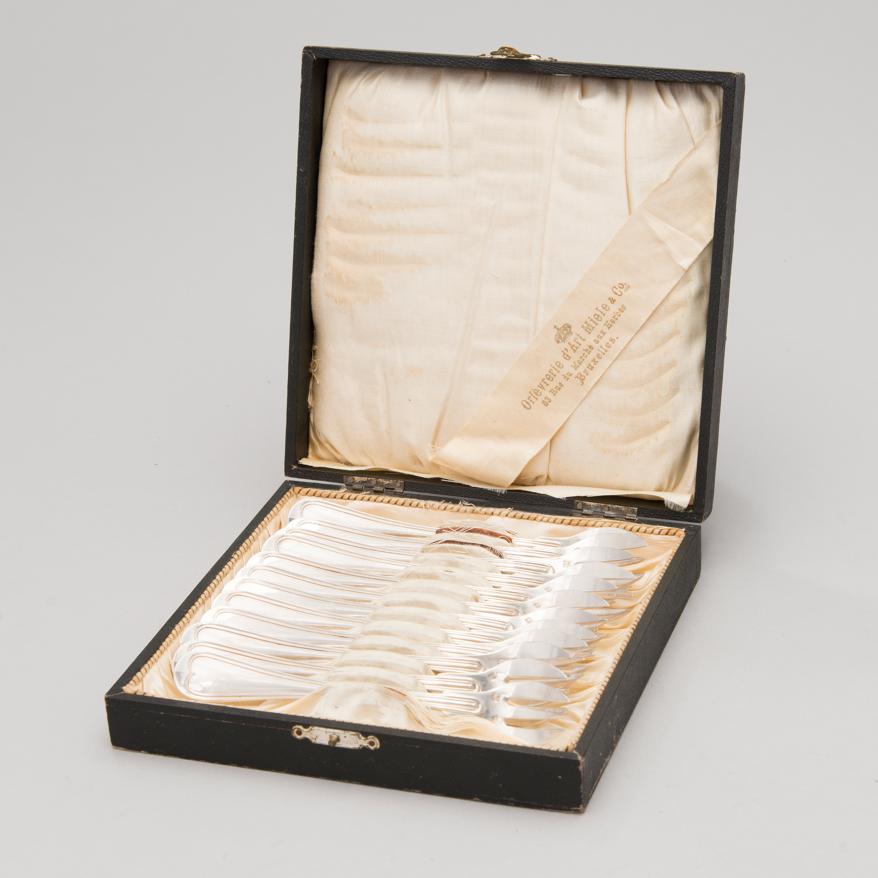 A SET OF 12 OYSTER FORKS, plate. Miele & Co. Bukowskis