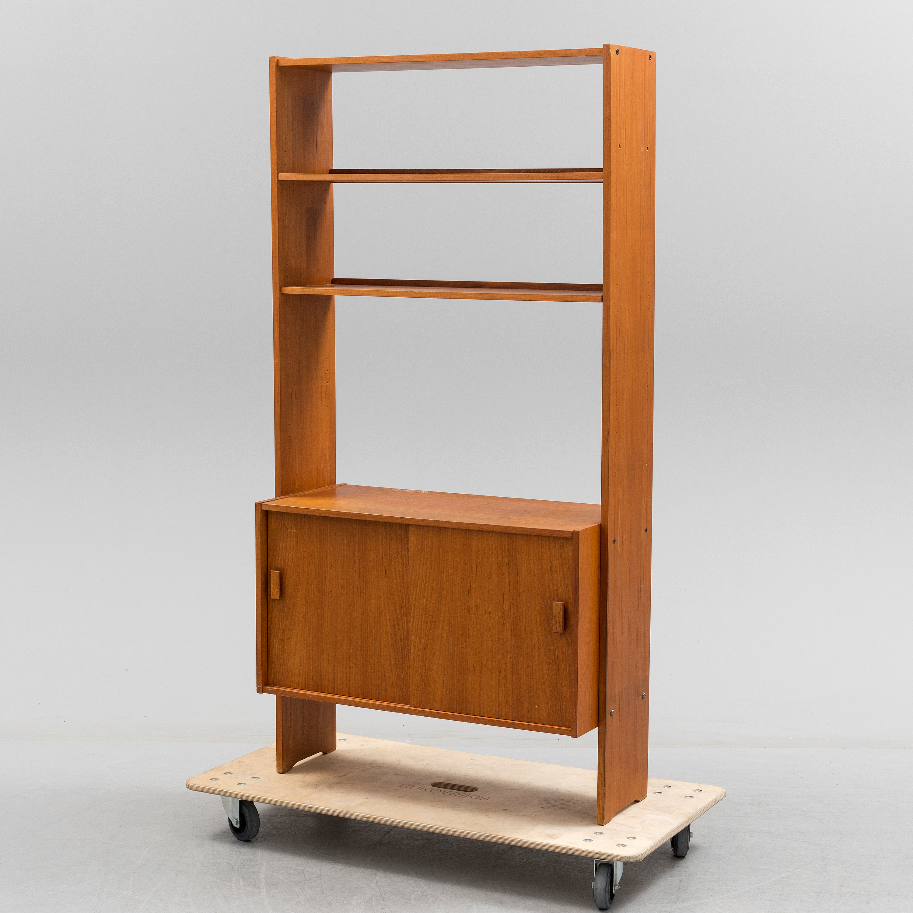 a teak veneer 1960's bookshelf. Bukowskis
