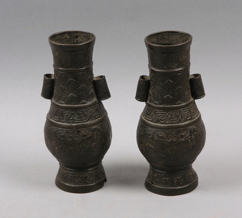 101993. DEKORATIONSVASER, ett par, brons, Kina. 18001900-tal.