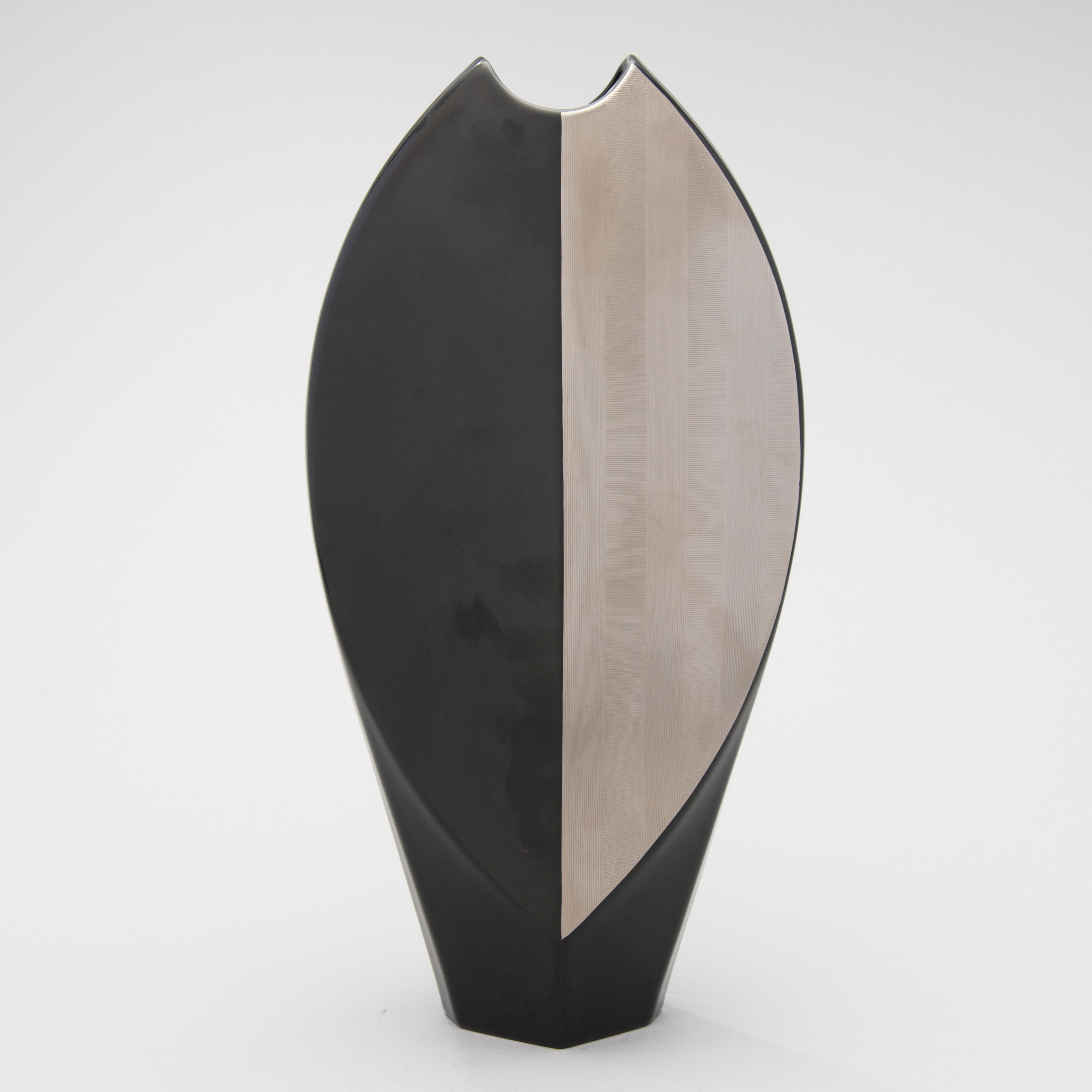 HELMUT DREXLER PORCELAINE NOIR VASE BY Rosenthal 1980s. Bukowskis