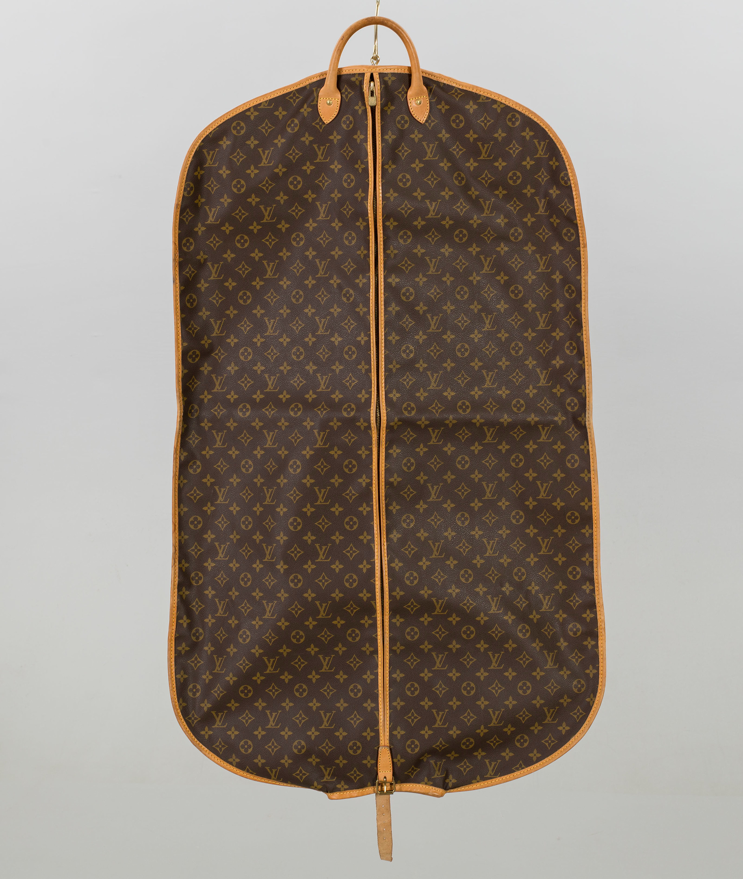 LOUIS VUITTON, "Garment Cover", resegarderob. Bukowskis