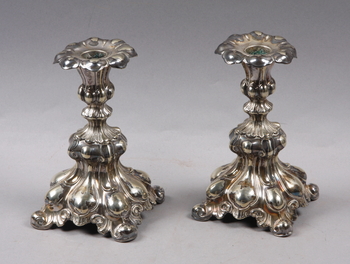 102429. LJUSSTAKAR, ett par, nysilver, rokokostil, 1900-talets första hälft.