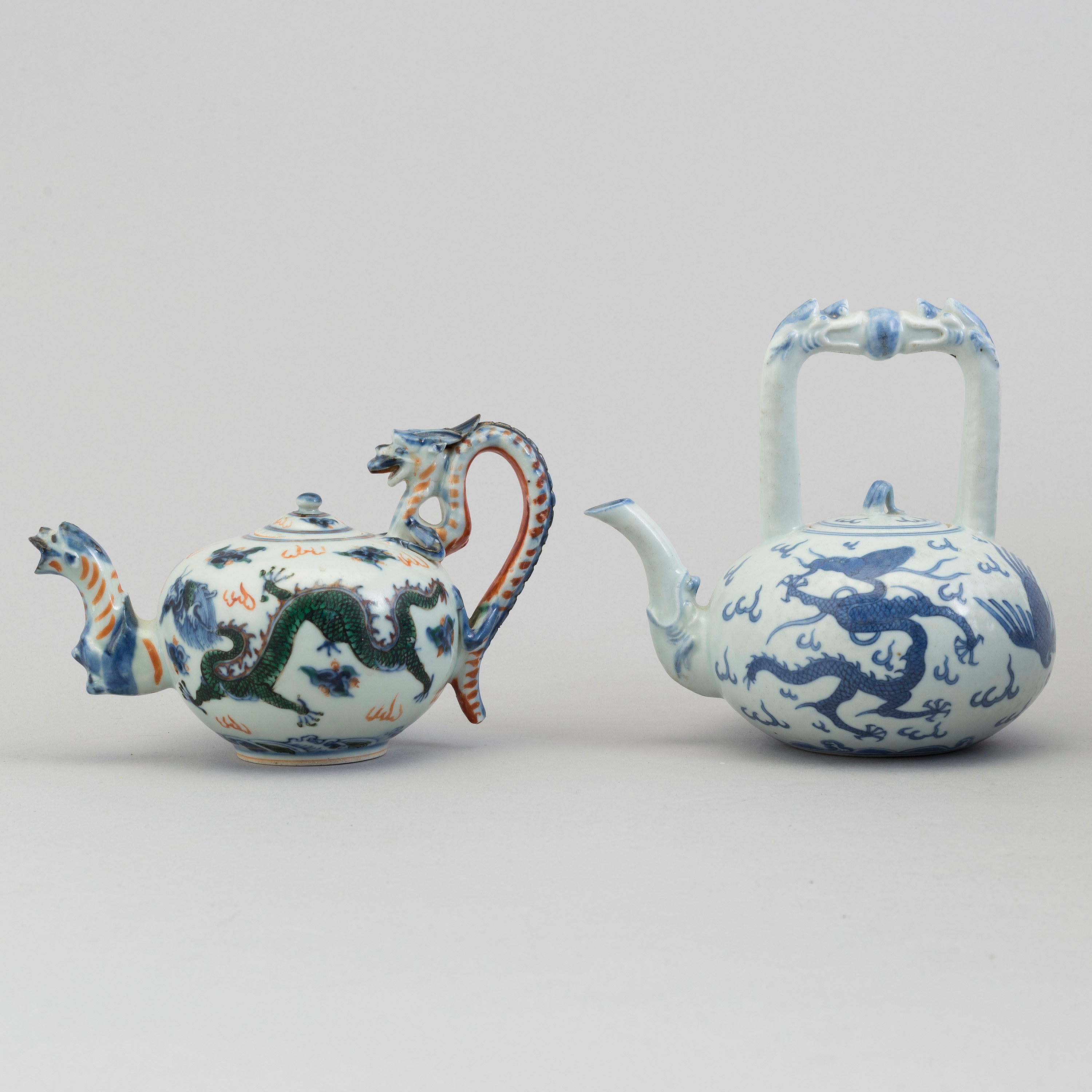 Two Chinese porcelain teapots with cover, with Wanlis six character