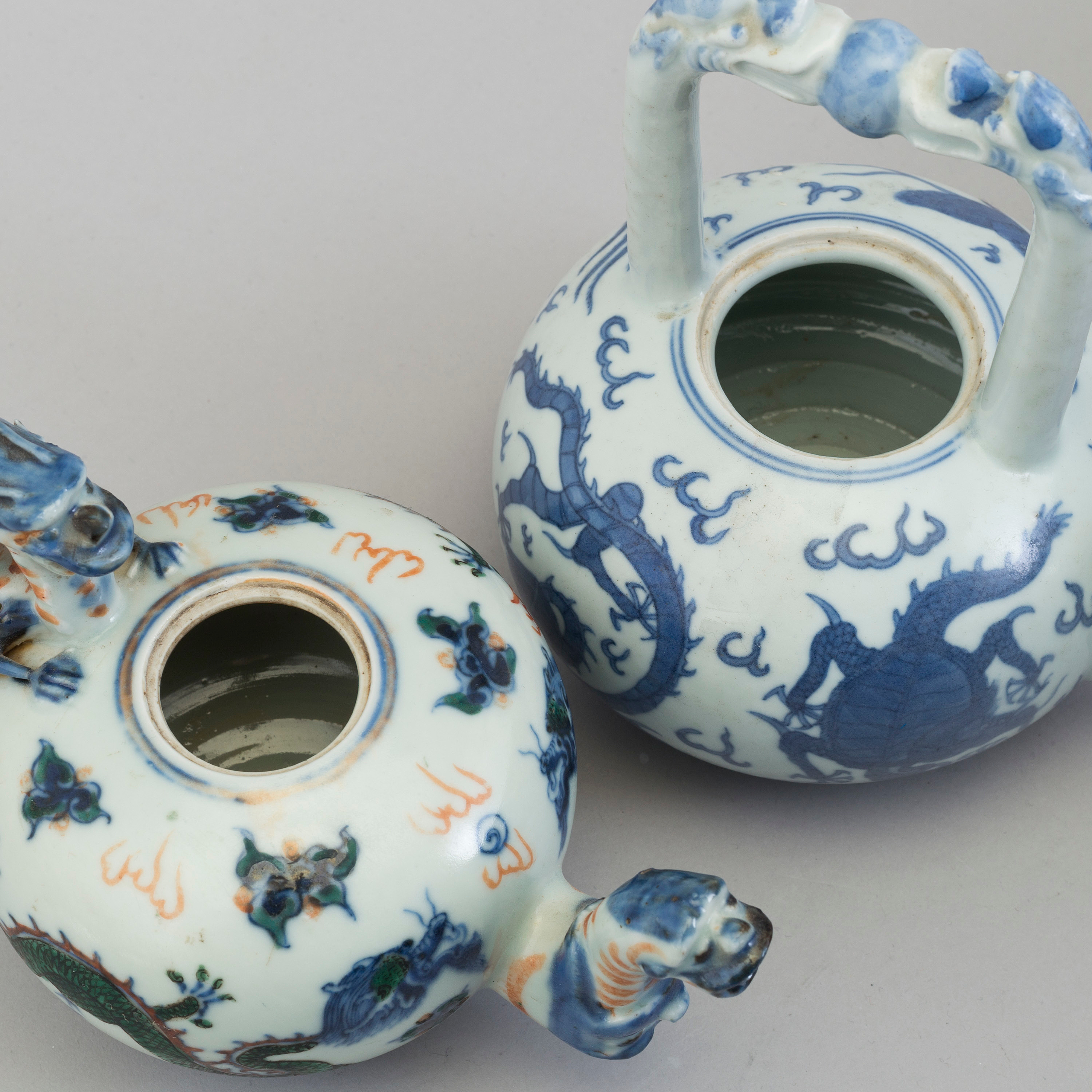 Two Chinese porcelain teapots with cover, with Wanlis six character