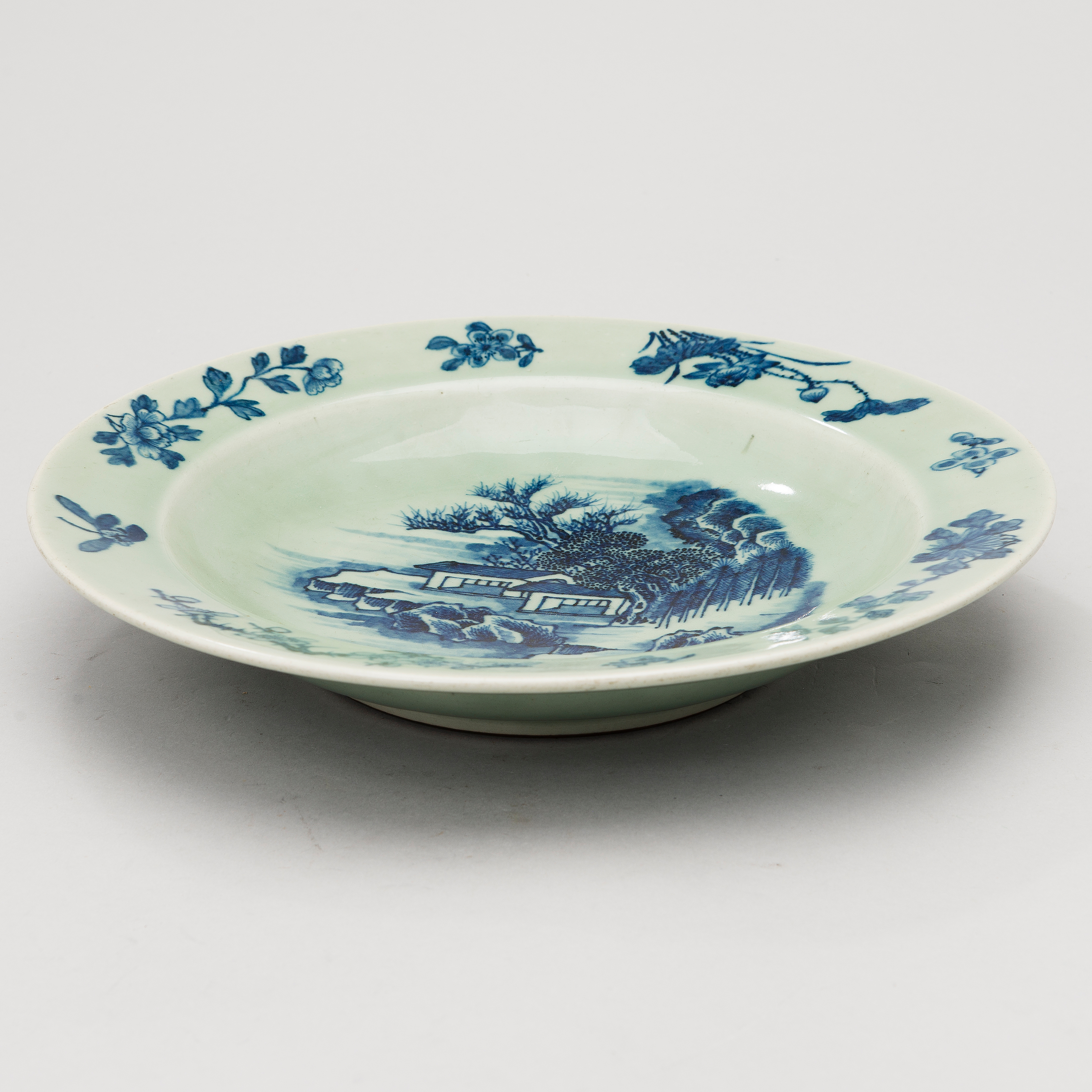 A Chinese porcelain dish from the latter half of the 19th century