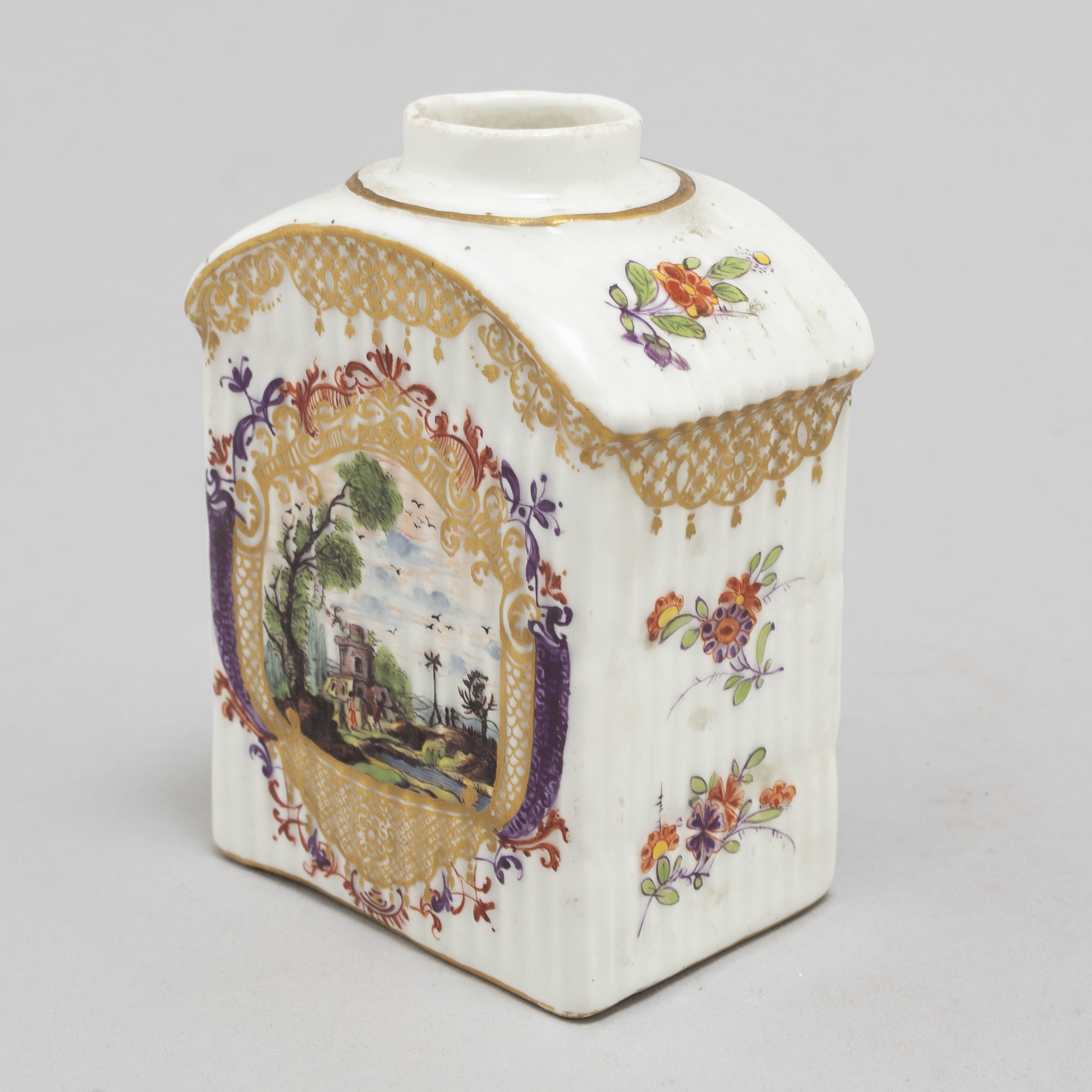 A porcelain tea caddy, presumably French, first half of the 19th