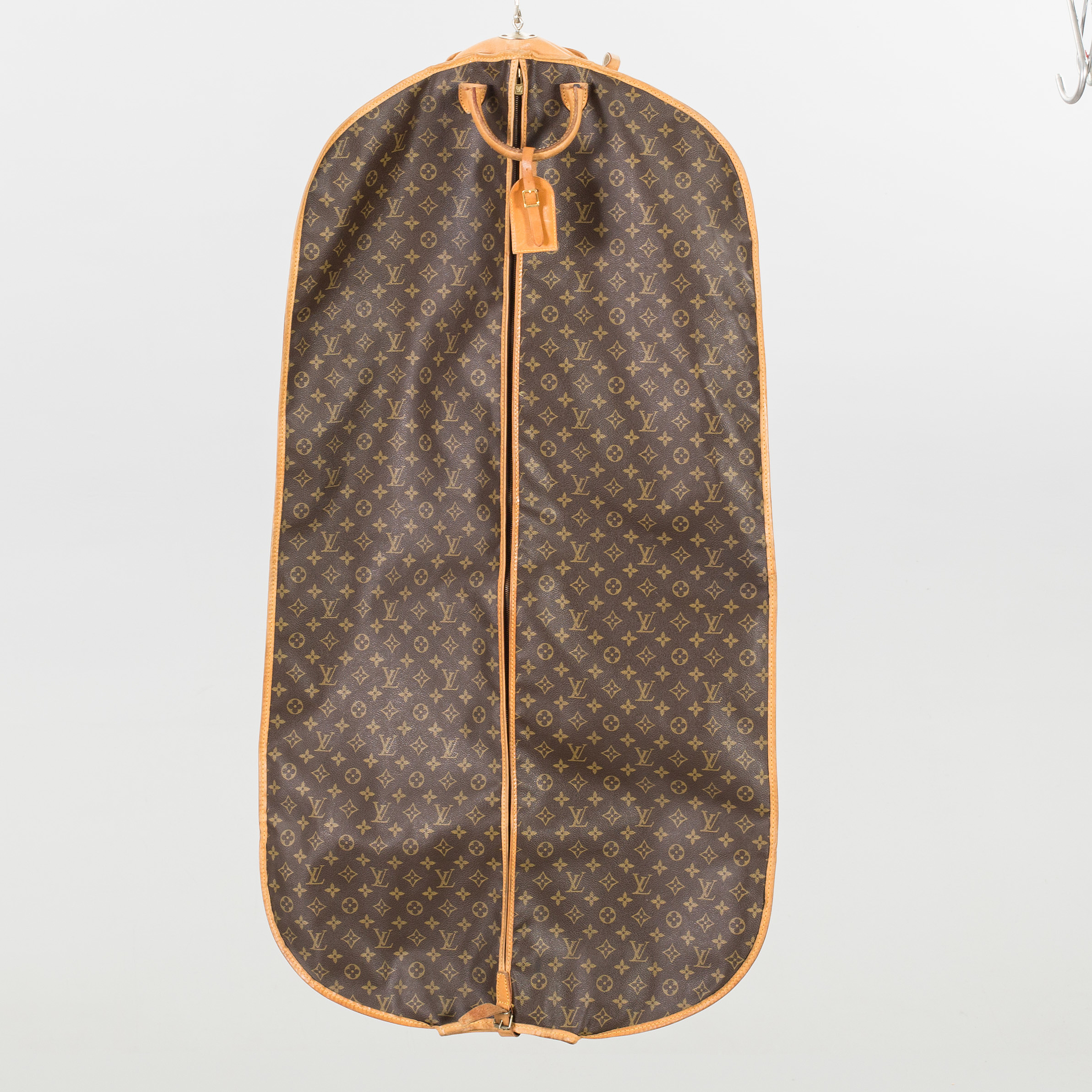 LOUIS VUITTON, "Garment cover". Bukowskis