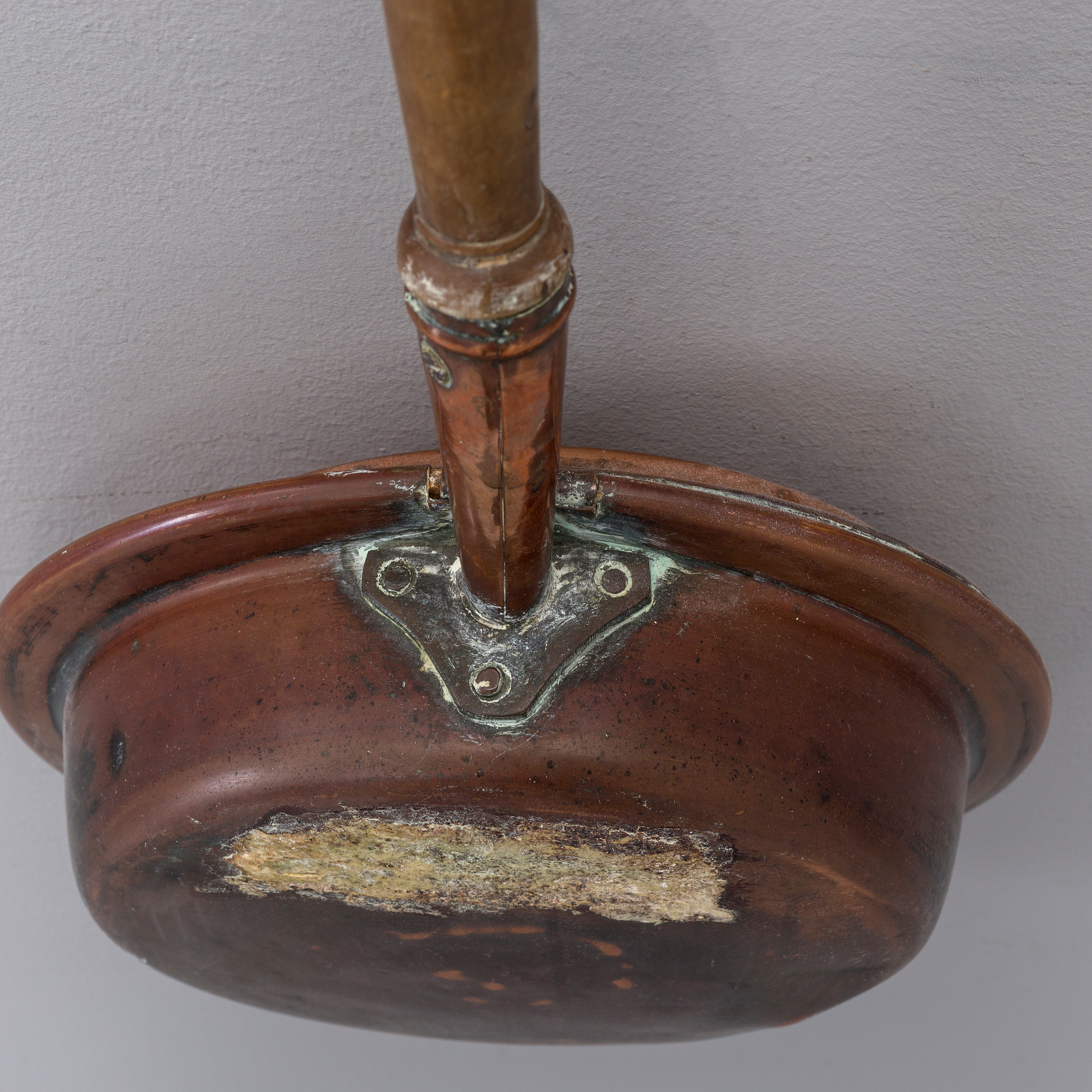 A 18th century copper bed warmer. Bukowskis