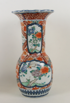 103773. VASER, 3 st och URNA MED LOCK, porslin, KinaJapan, 1900-tal.