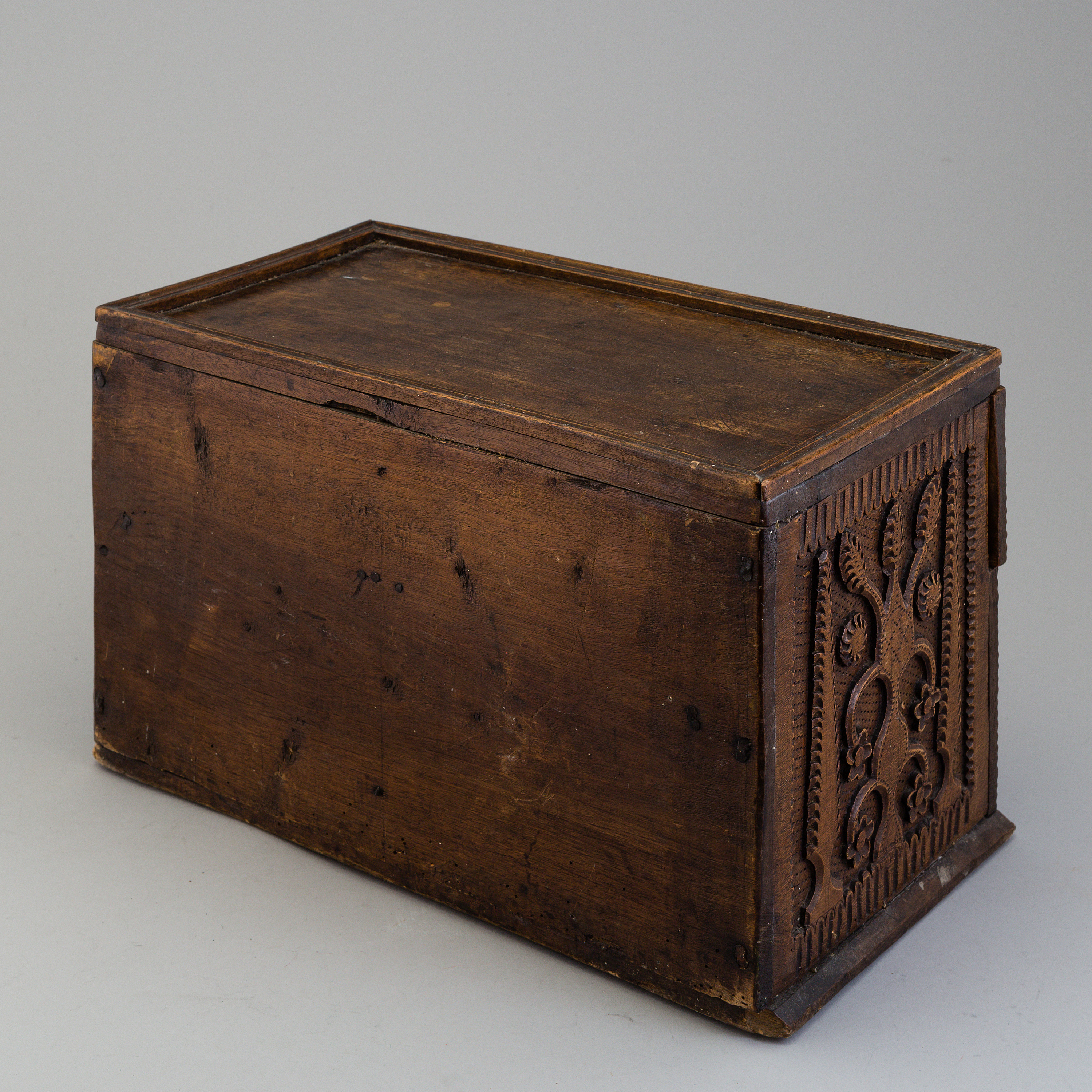 A 19th century wooden box with drawers. Bukowskis