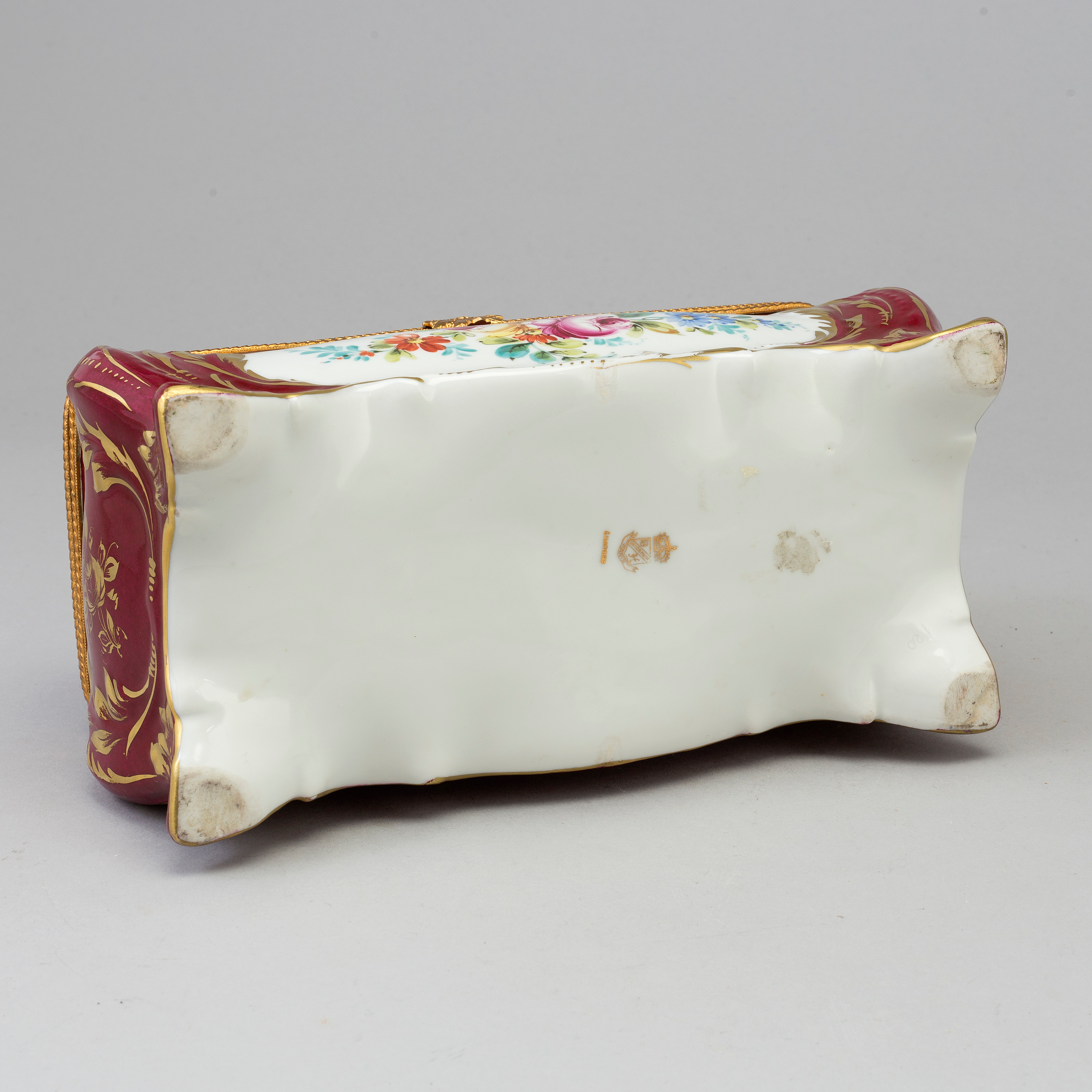 A LIMOGES PORCELAIN BOX, MID 20TH CENTURY. Bukowskis