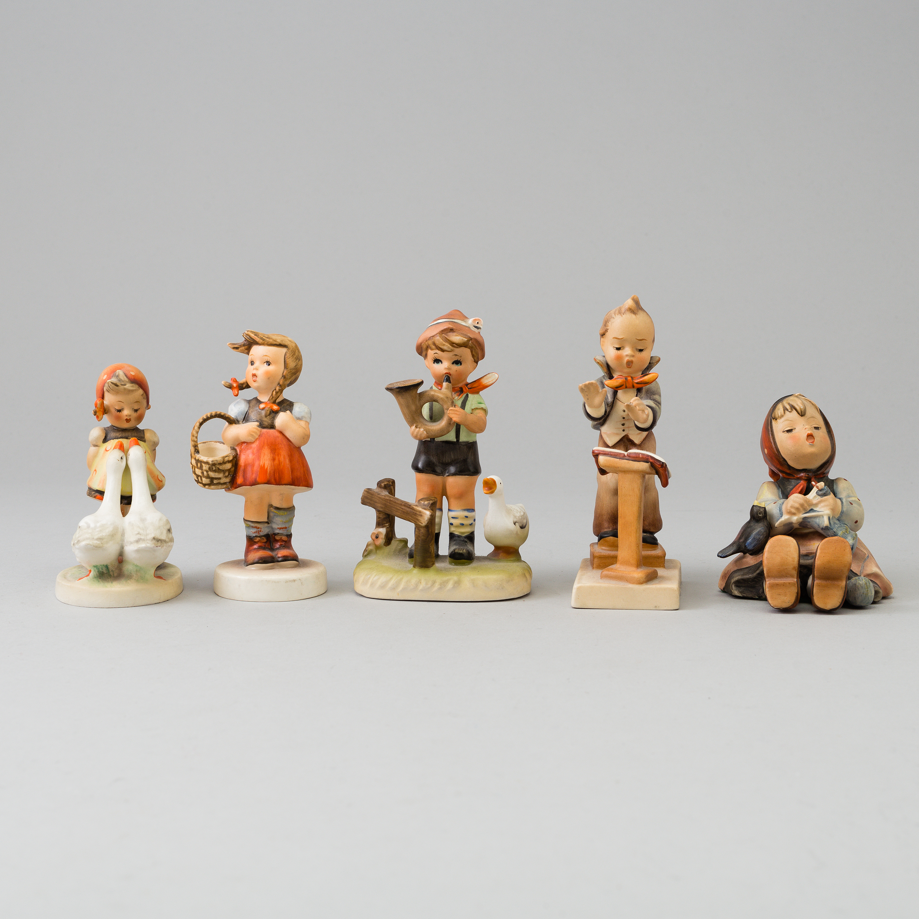 Five porcelain figurines, mostly Goebel. - Bukowskis