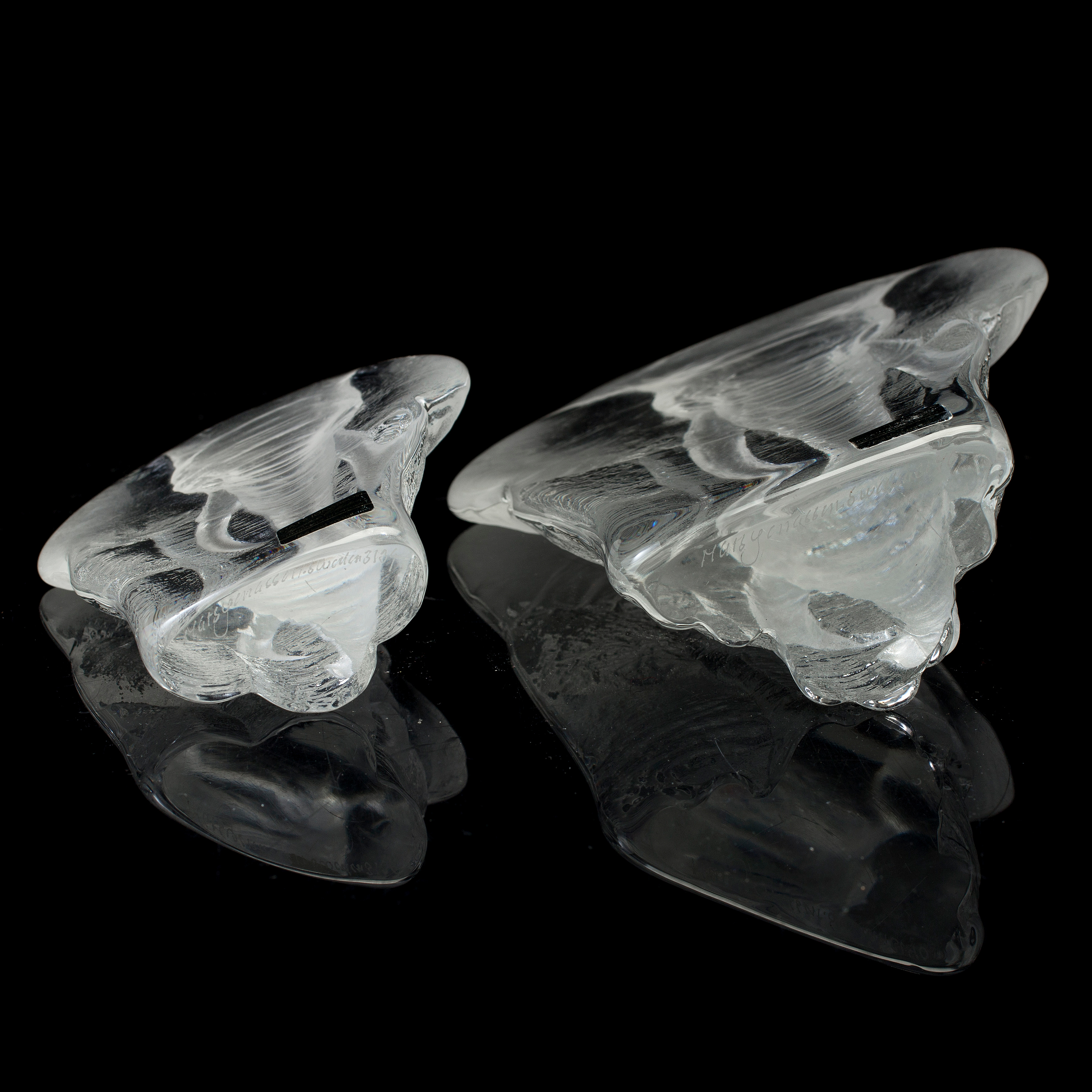 a pair of glass sculptures by Mats Jonasson, late 20th century. Bukowskis