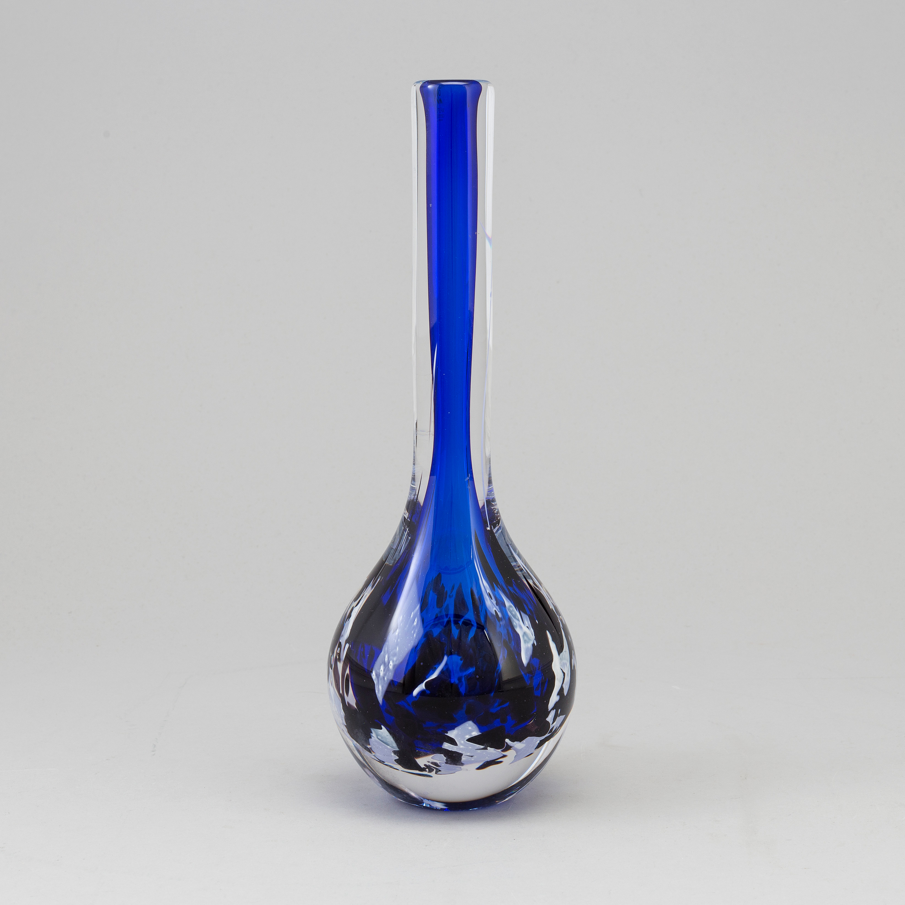 MATS JONASSON, a glass vase, signed. Bukowskis