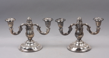 104467. KANDELABRAR, ett par, silver, rokokostil. 1900-talets första hälft.