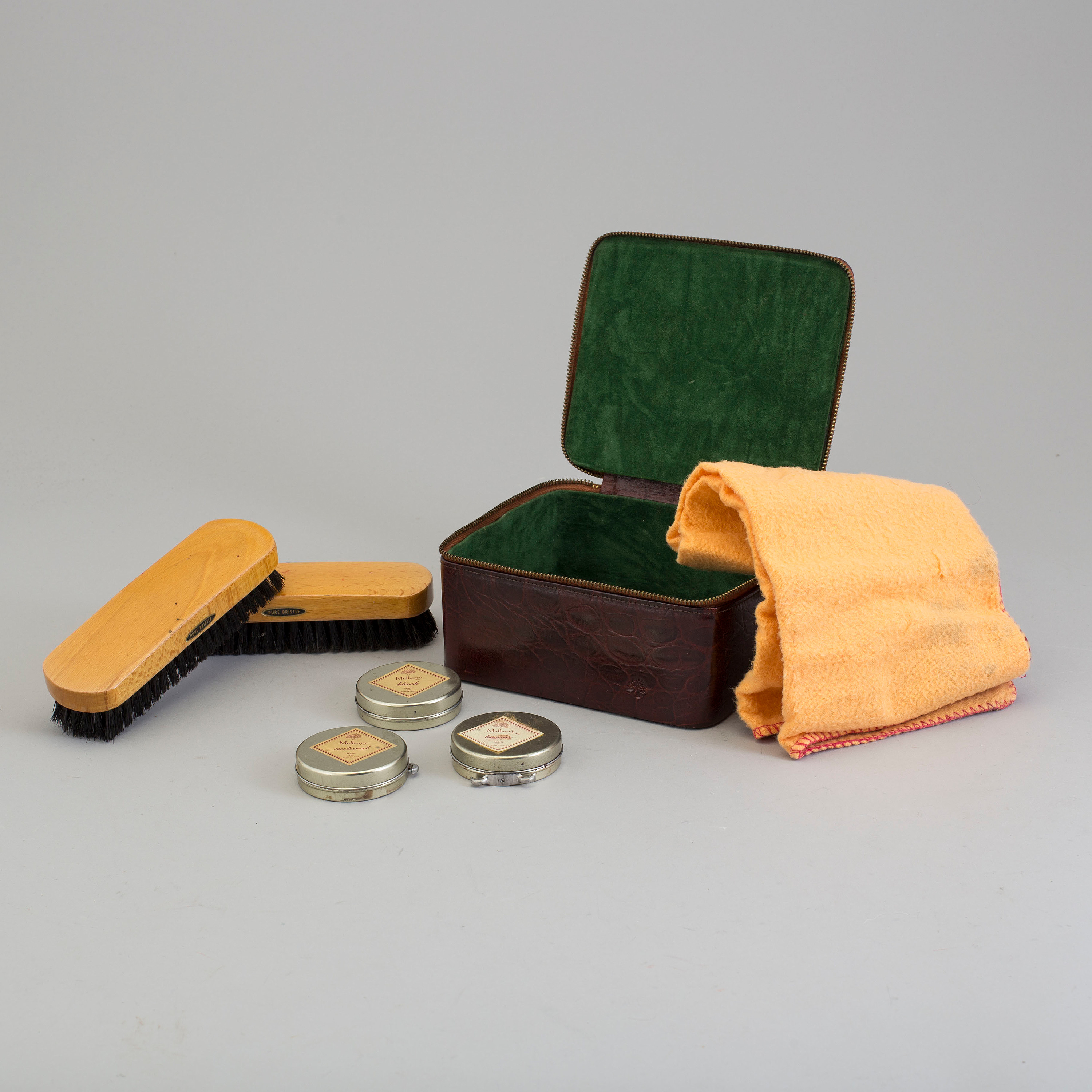 MULBERRY, a shoe shine kit. Bukowskis