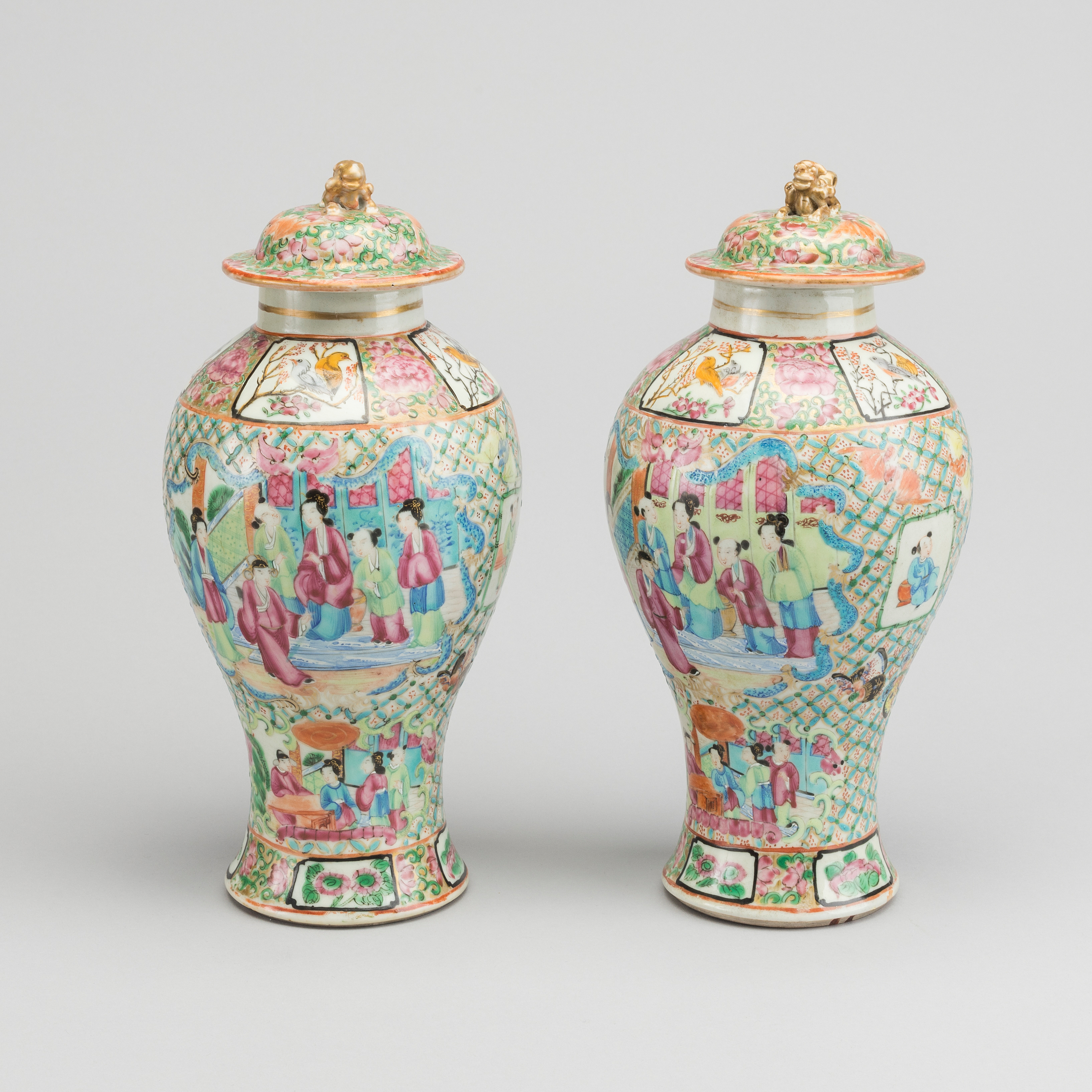 A pair of Chinese Canton porcelain urns late 19th century. Bukowskis