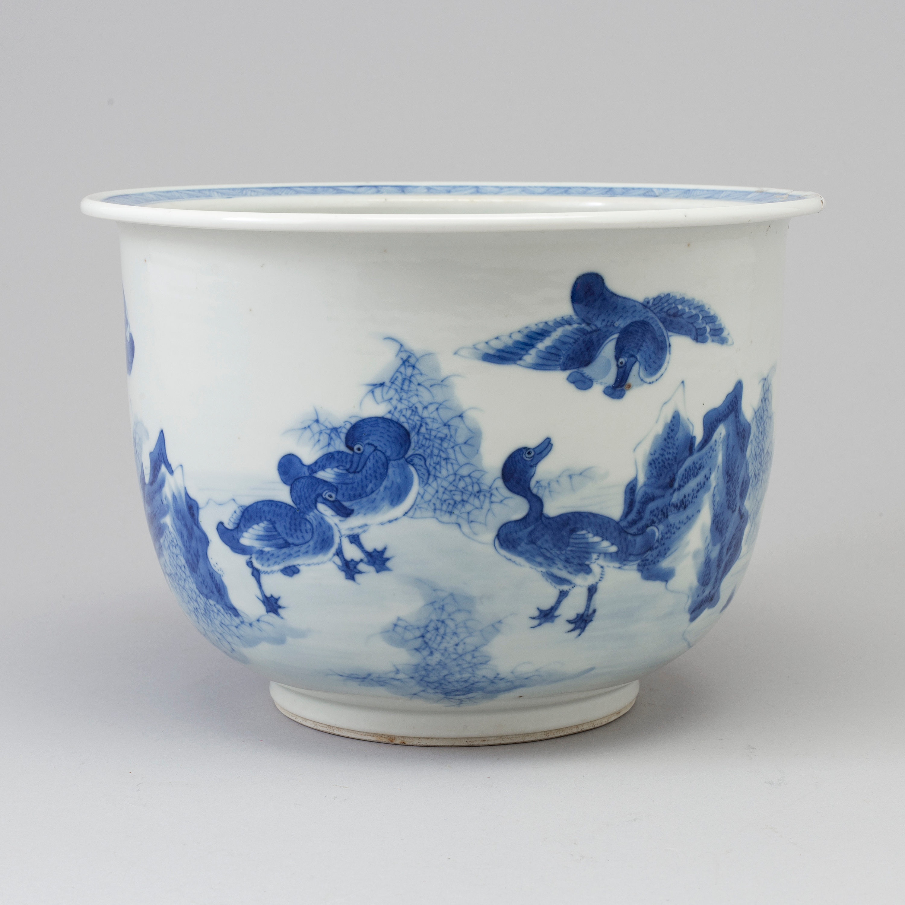 A blue and white flower pot, China, circa 1900. - Bukowskis
