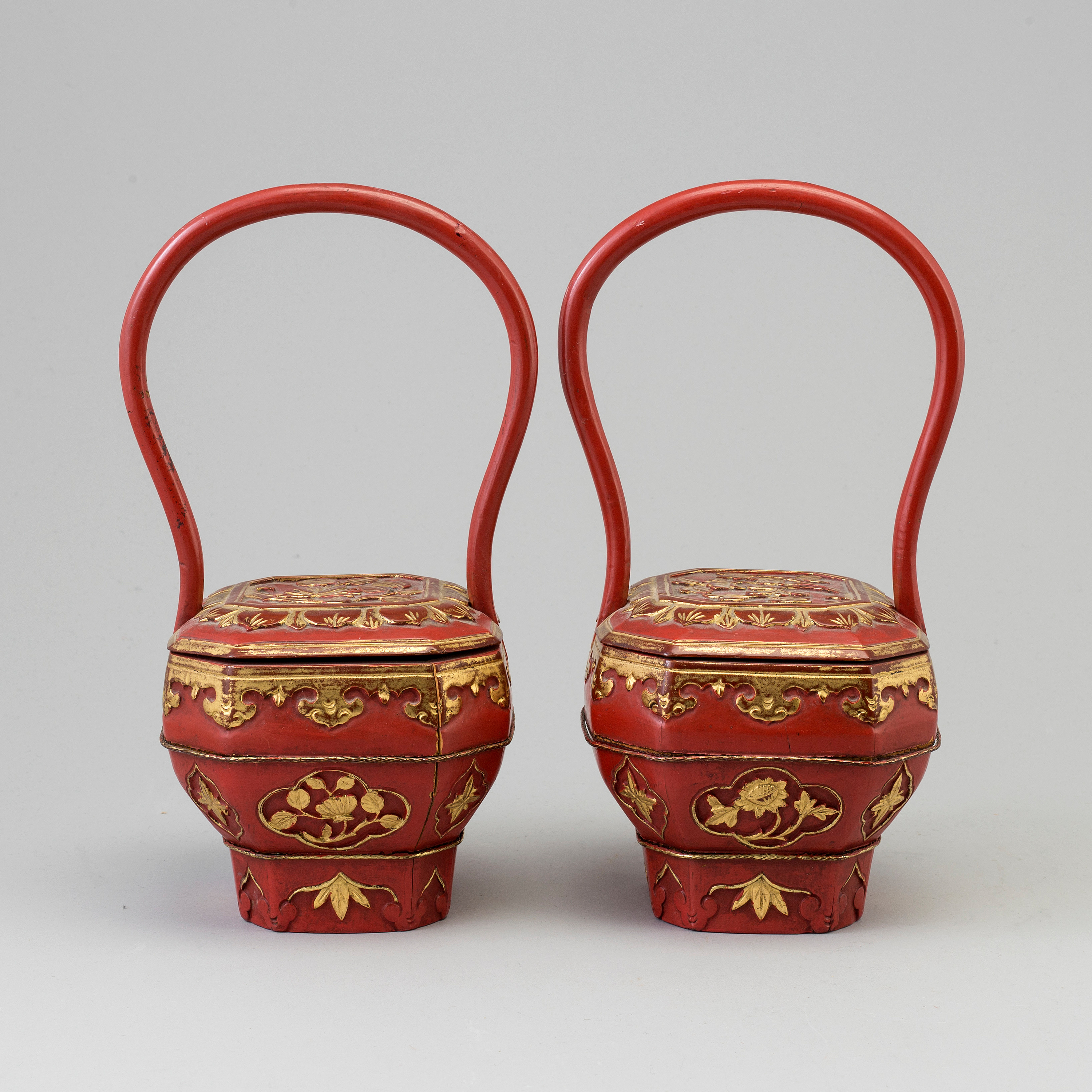 A pair of Chinese red lacquered baskets, early 20th Century. Bukowskis