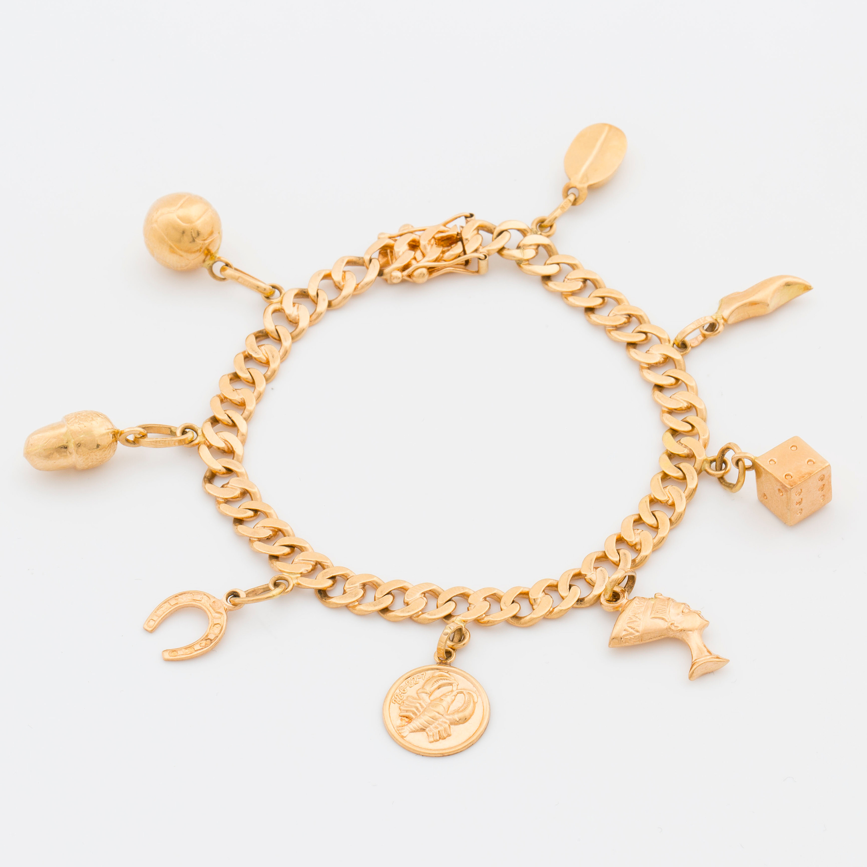 BRACELET 18K GOLD WITH 8 CHARMS. Bukowskis
