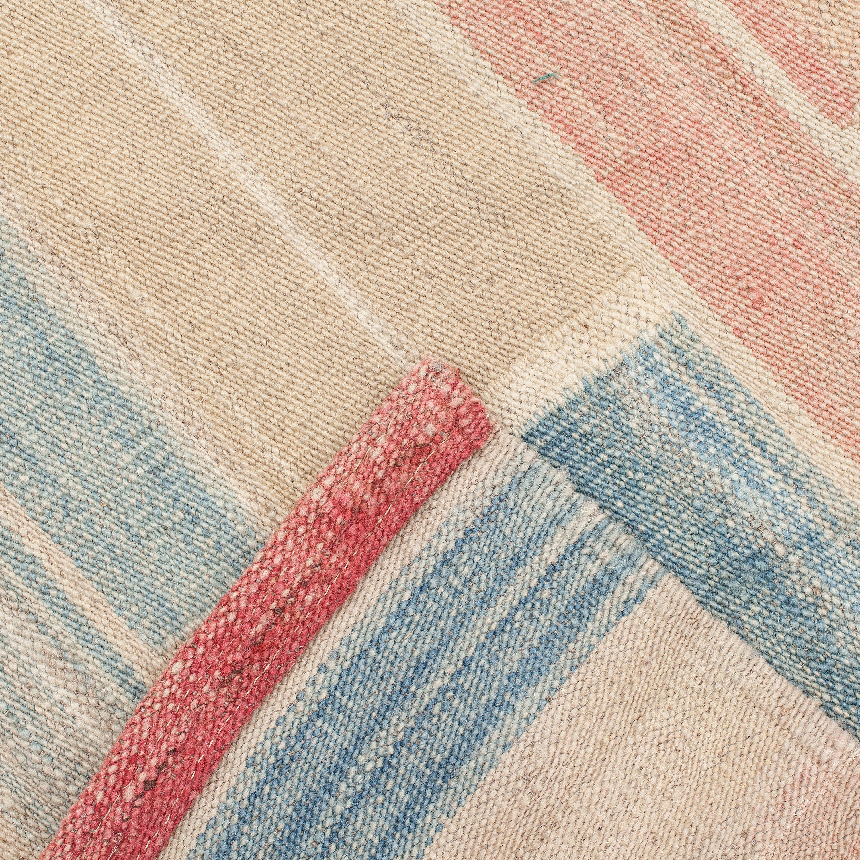 A carpet, flat weave, around 282 x 211 cm. Bukowskis