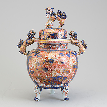 A large Japanese imari incense burner with cover, Meiji period (1868-1912).