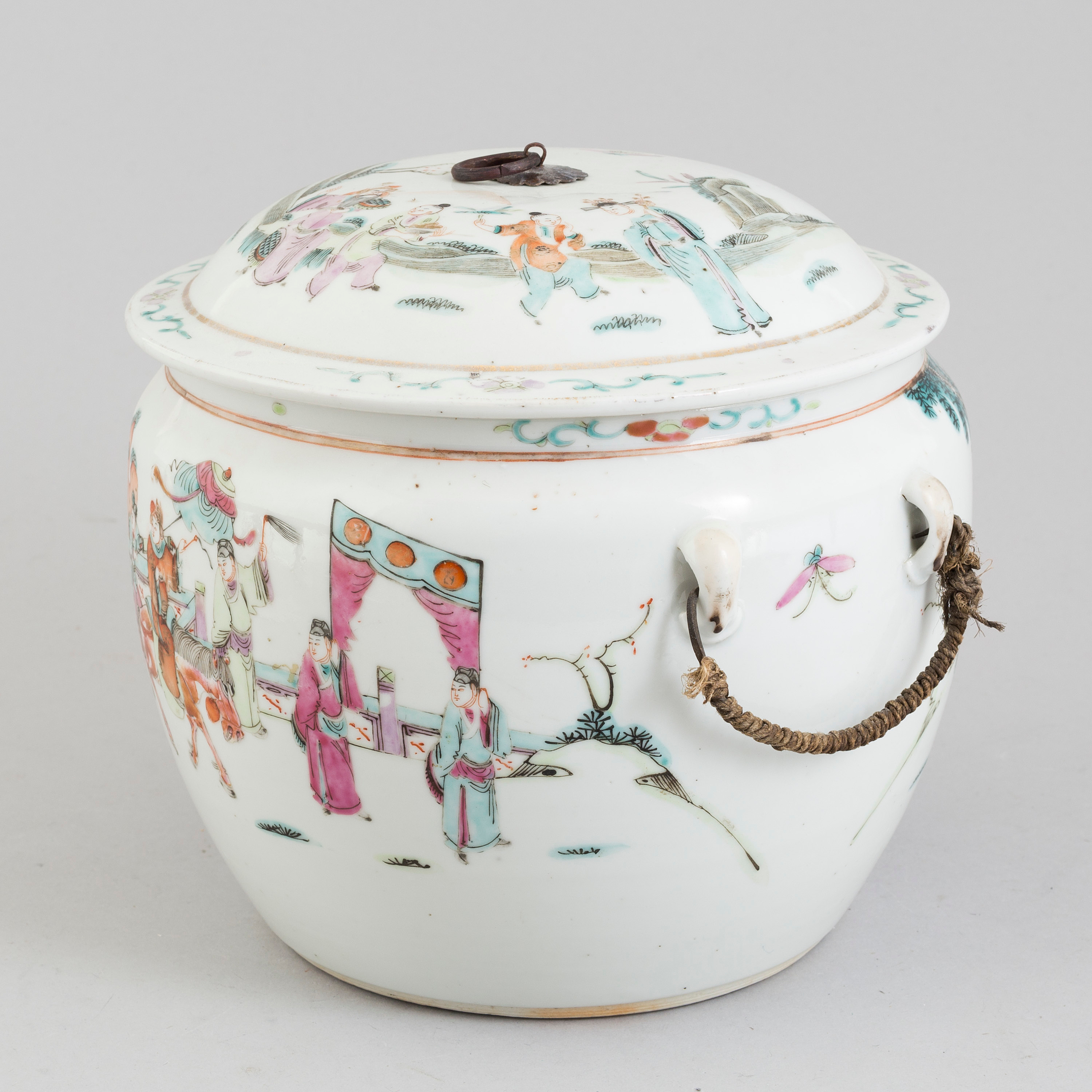 A circa 1900 Chinese late Qing dynasty porcelain tureen. Bukowskis
