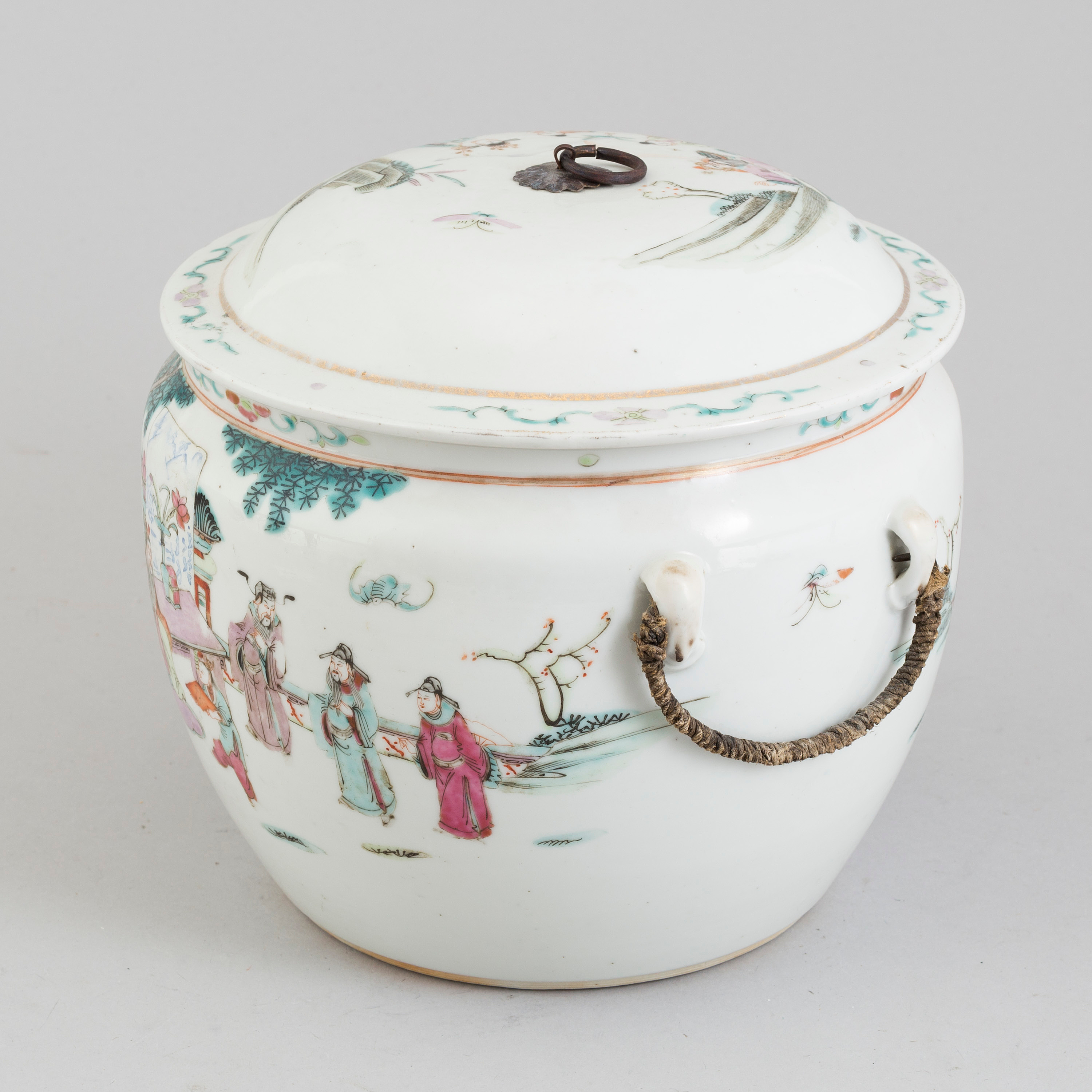 A circa 1900 Chinese late Qing dynasty porcelain tureen. Bukowskis
