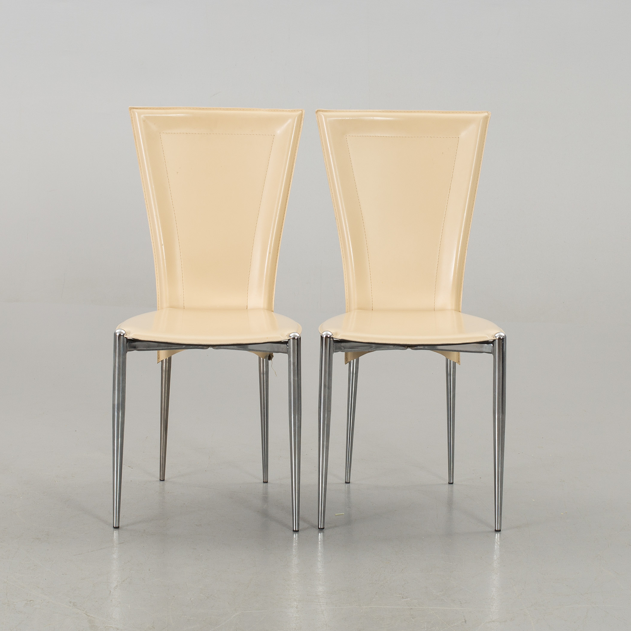 A PAIR OF CHAIRS MADE IN ITALY. Bukowskis