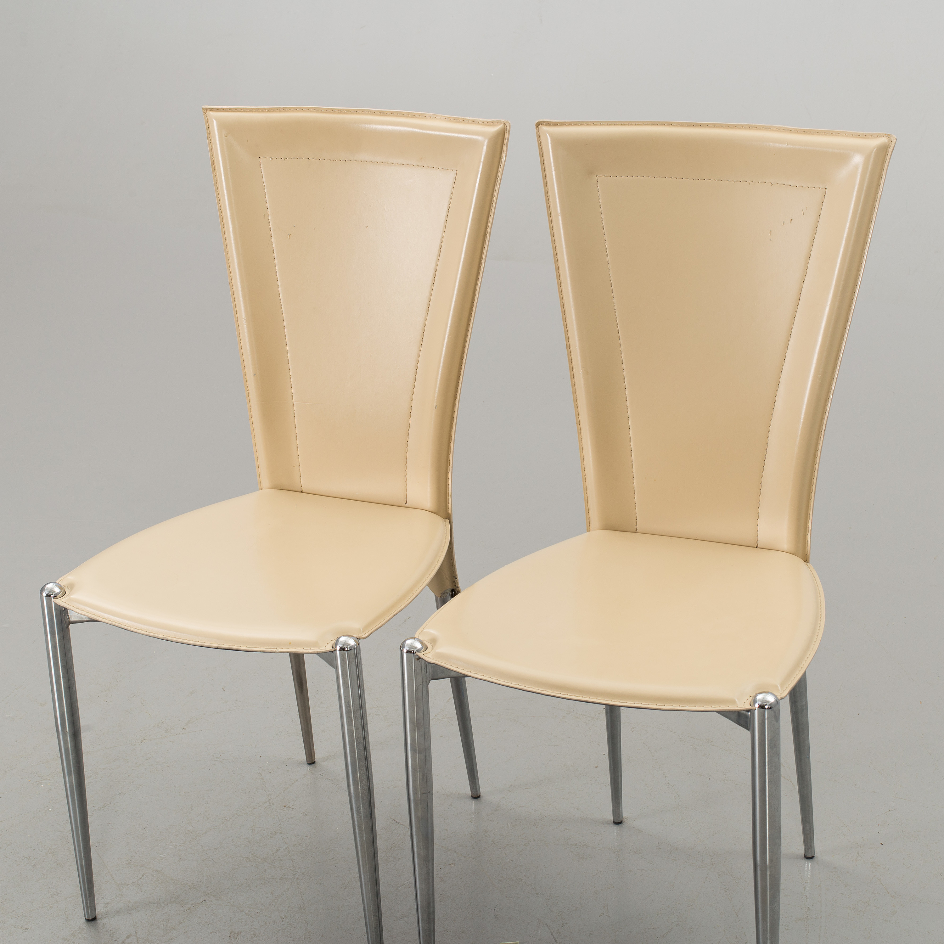 A PAIR OF CHAIRS MADE IN ITALY. Bukowskis