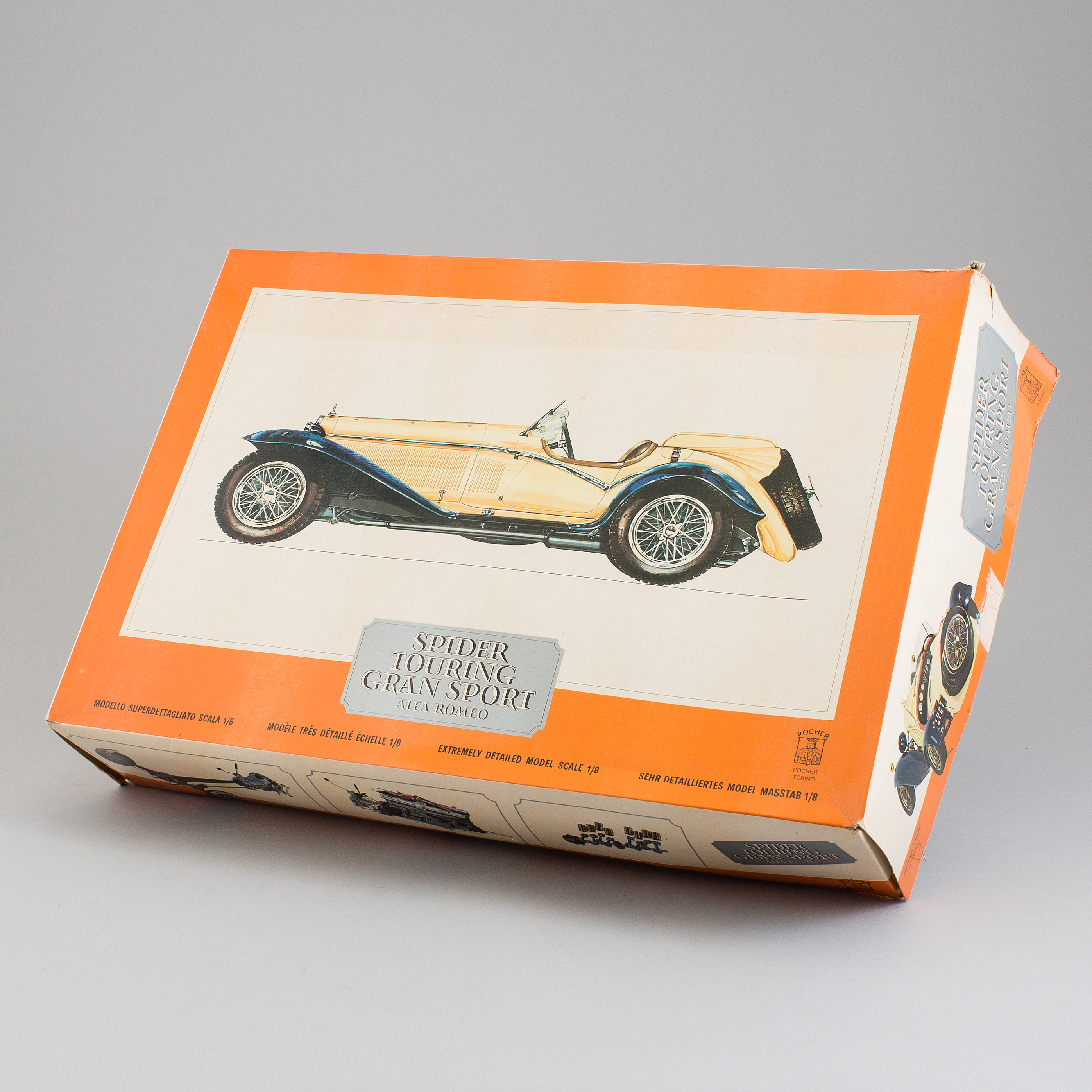 POCHER, byggmodell i plast och metall av Alfa Romeo Spider. Bukowskis