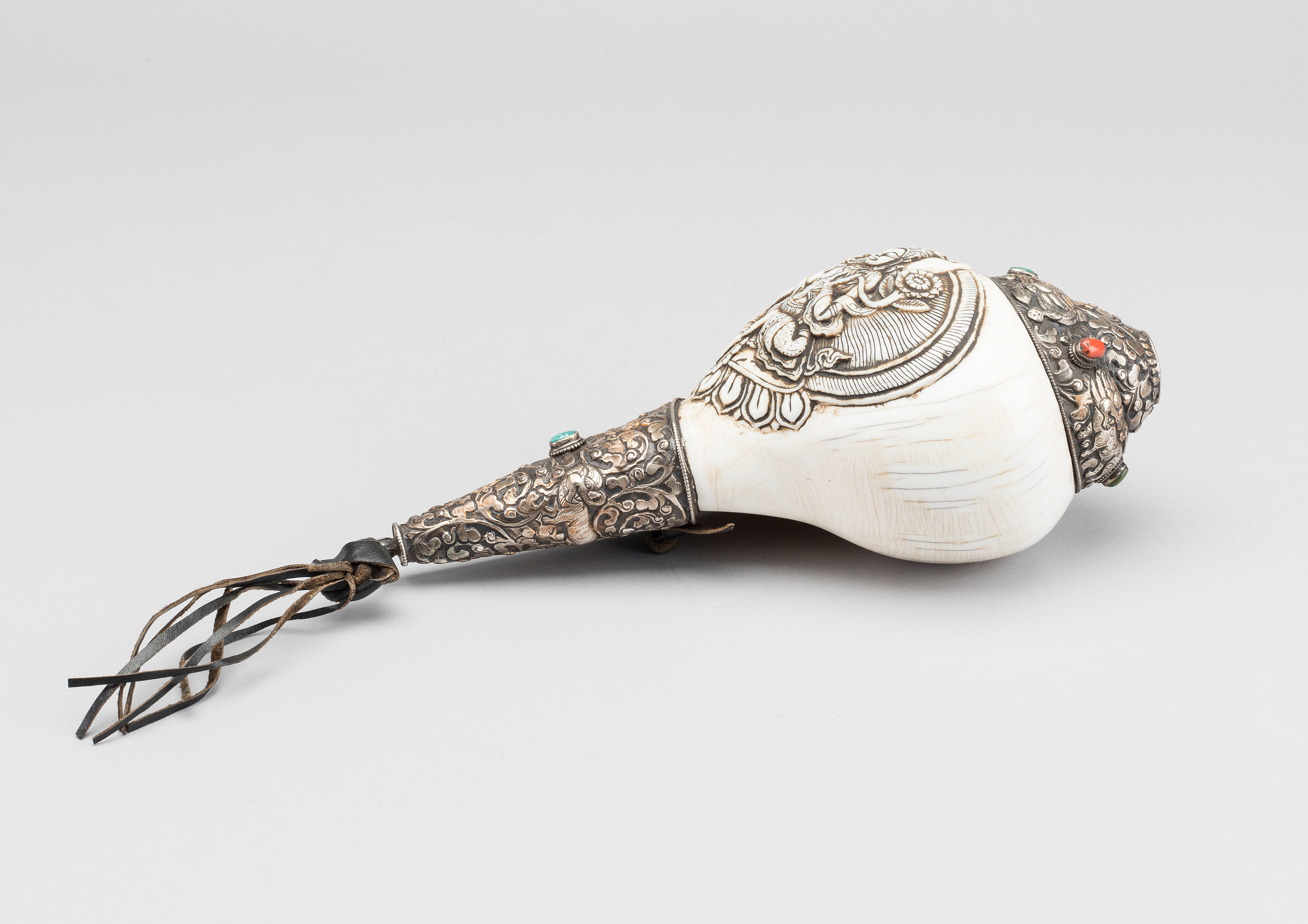 A elaborately decorated ritual Tibetan Conchshell horn. Bukowskis