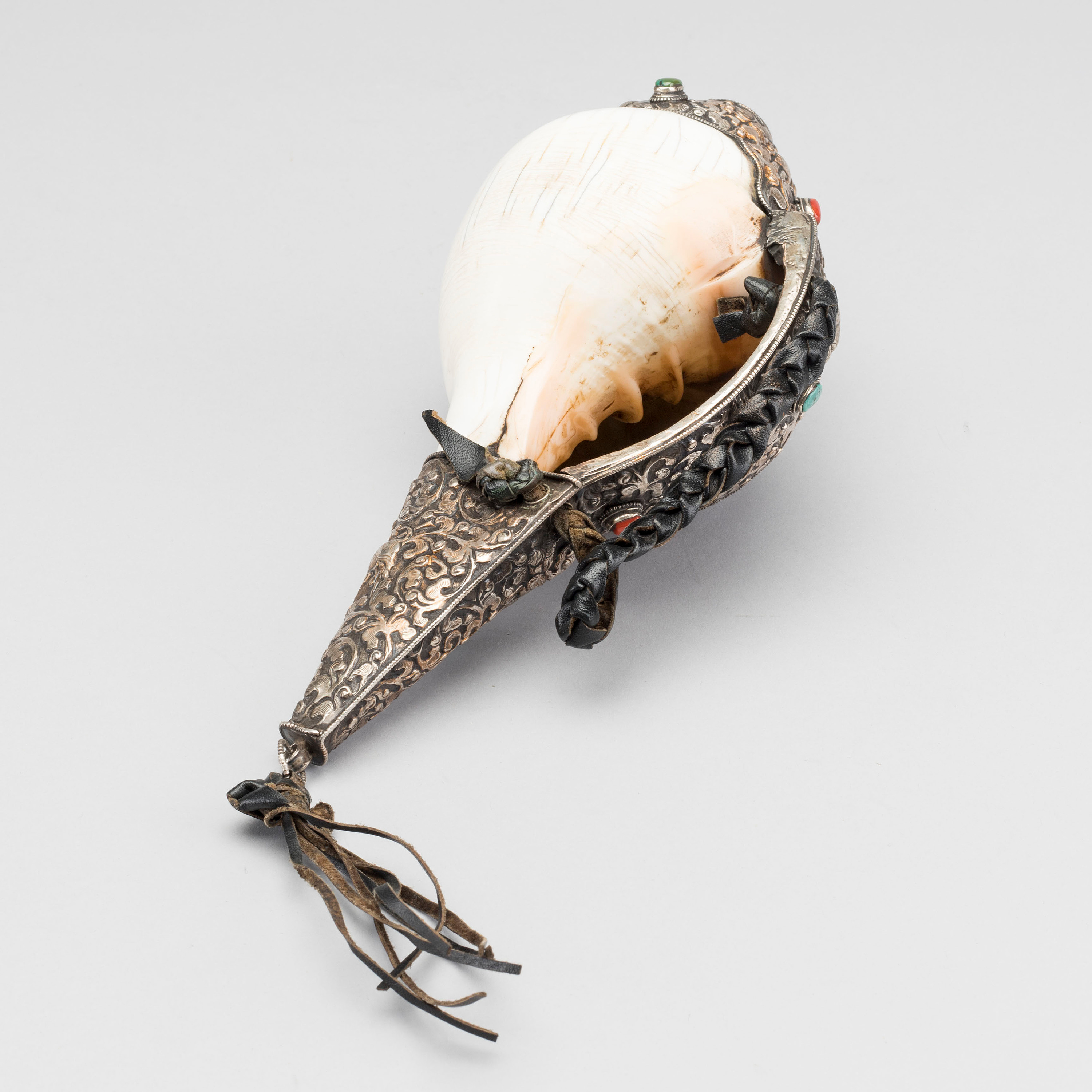 A elaborately decorated ritual Tibetan Conchshell horn. Bukowskis