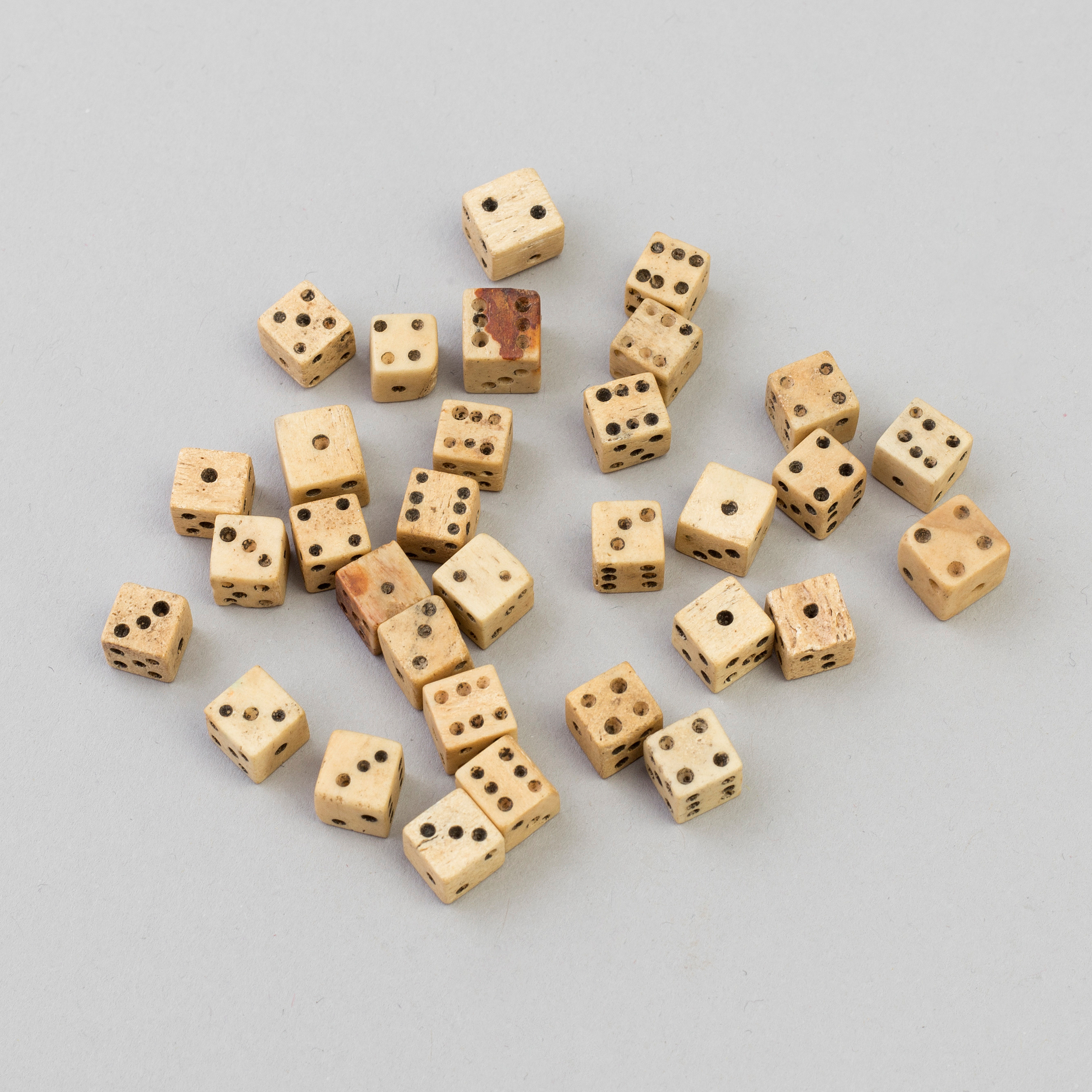 A COLLECTION OF 32 BONE MINIATURE DICE, 19th century. Bukowskis