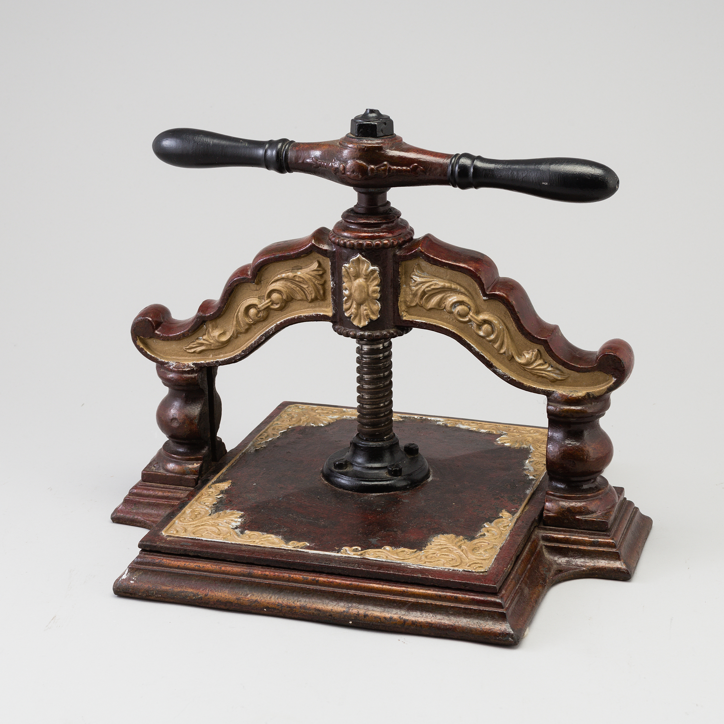 A cast iron book/flower press from around year 1900. Bukowskis