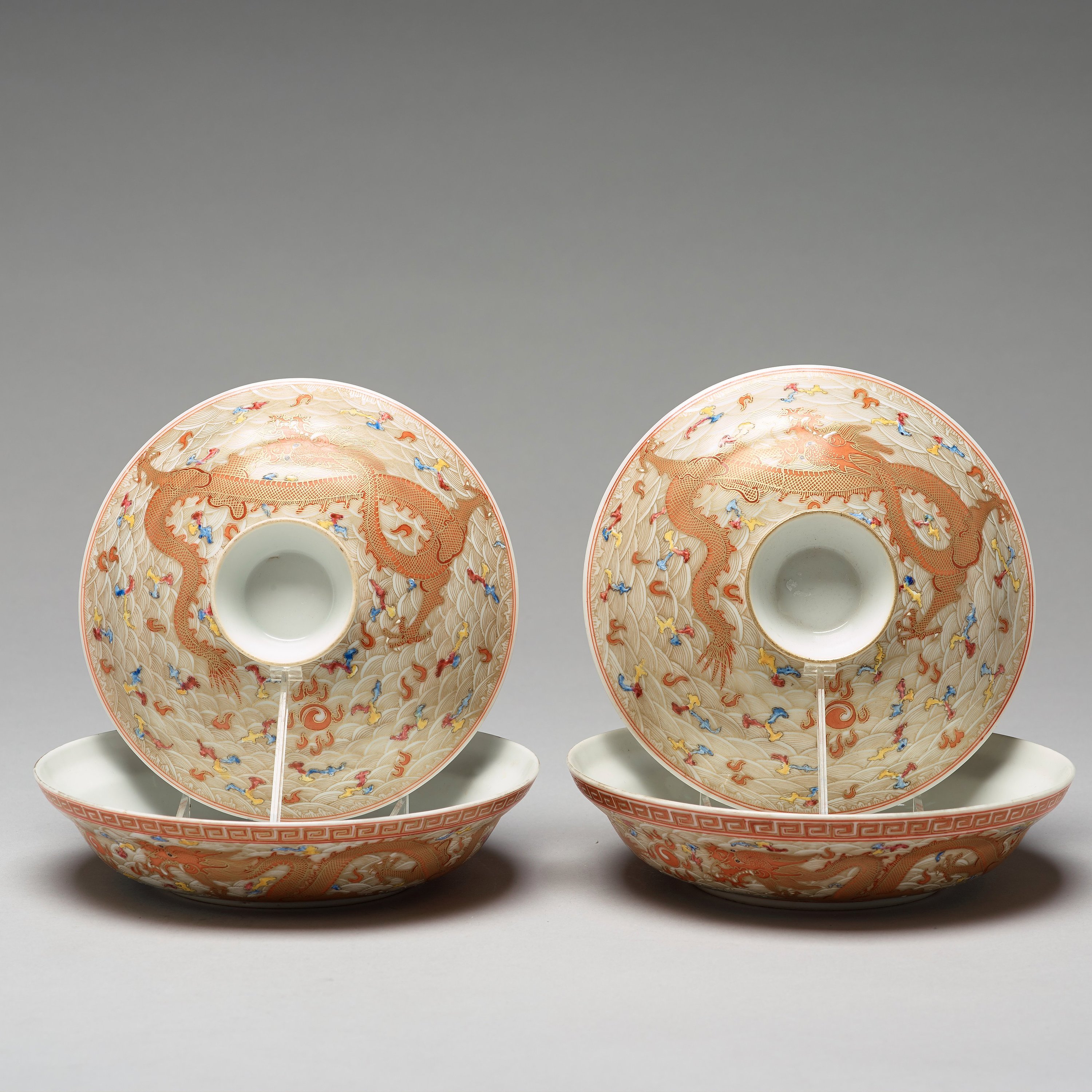 Two Chinese dragon dishes with cover, presumably republic period with