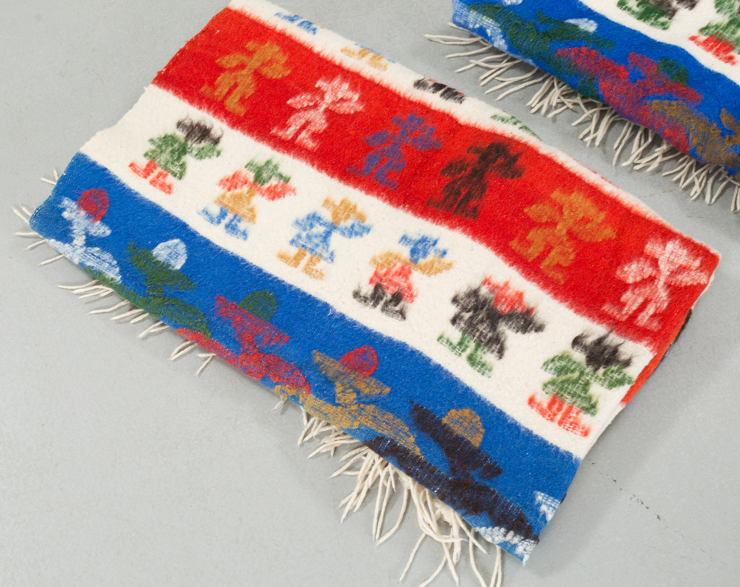 A pair of blankets from Guatemala. Bukowskis