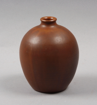 105919. VAS, stengods, Tobo.