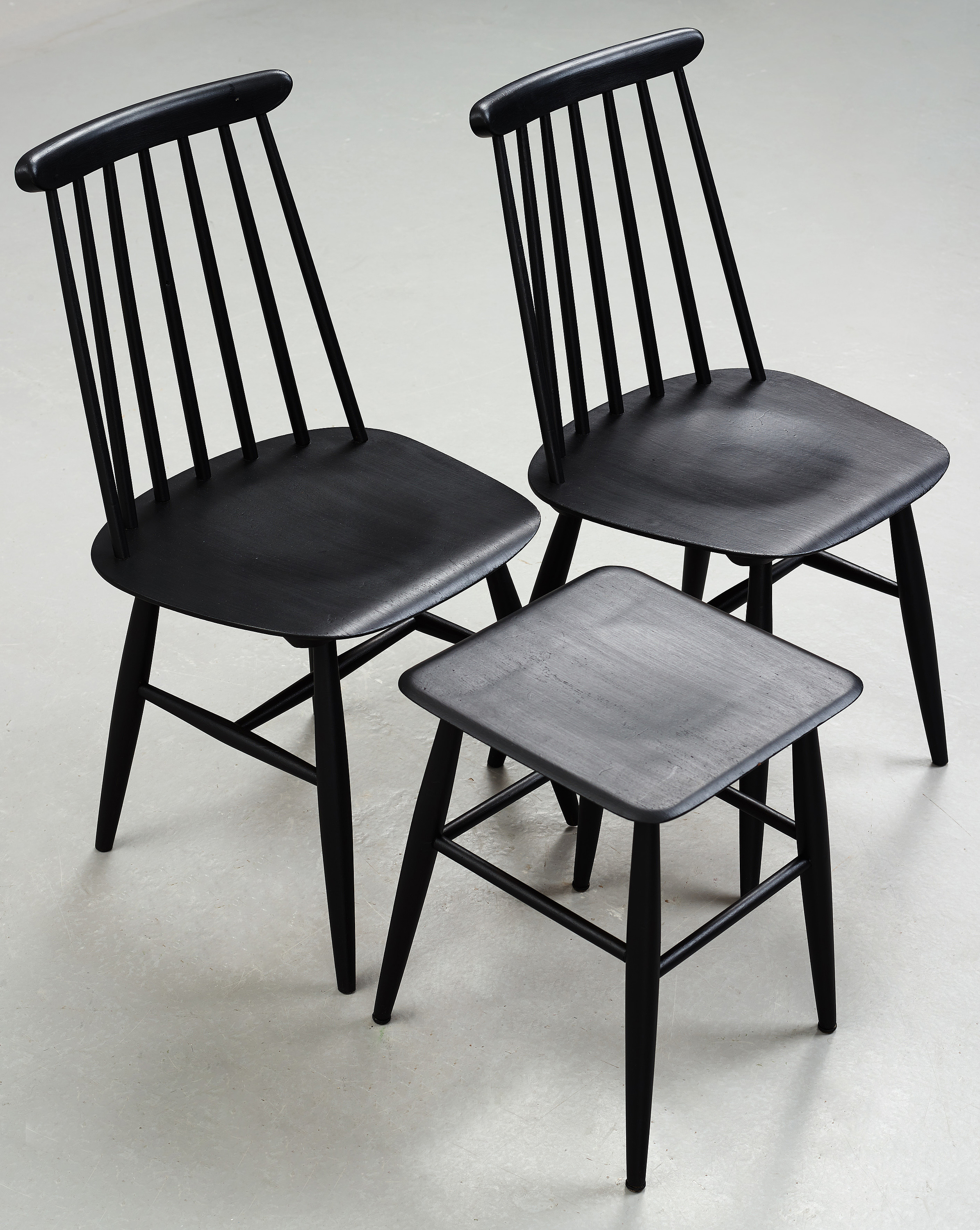 ILMARI TAPIOVAARA, two chair and a stool, Edsbyverken. Bukowskis