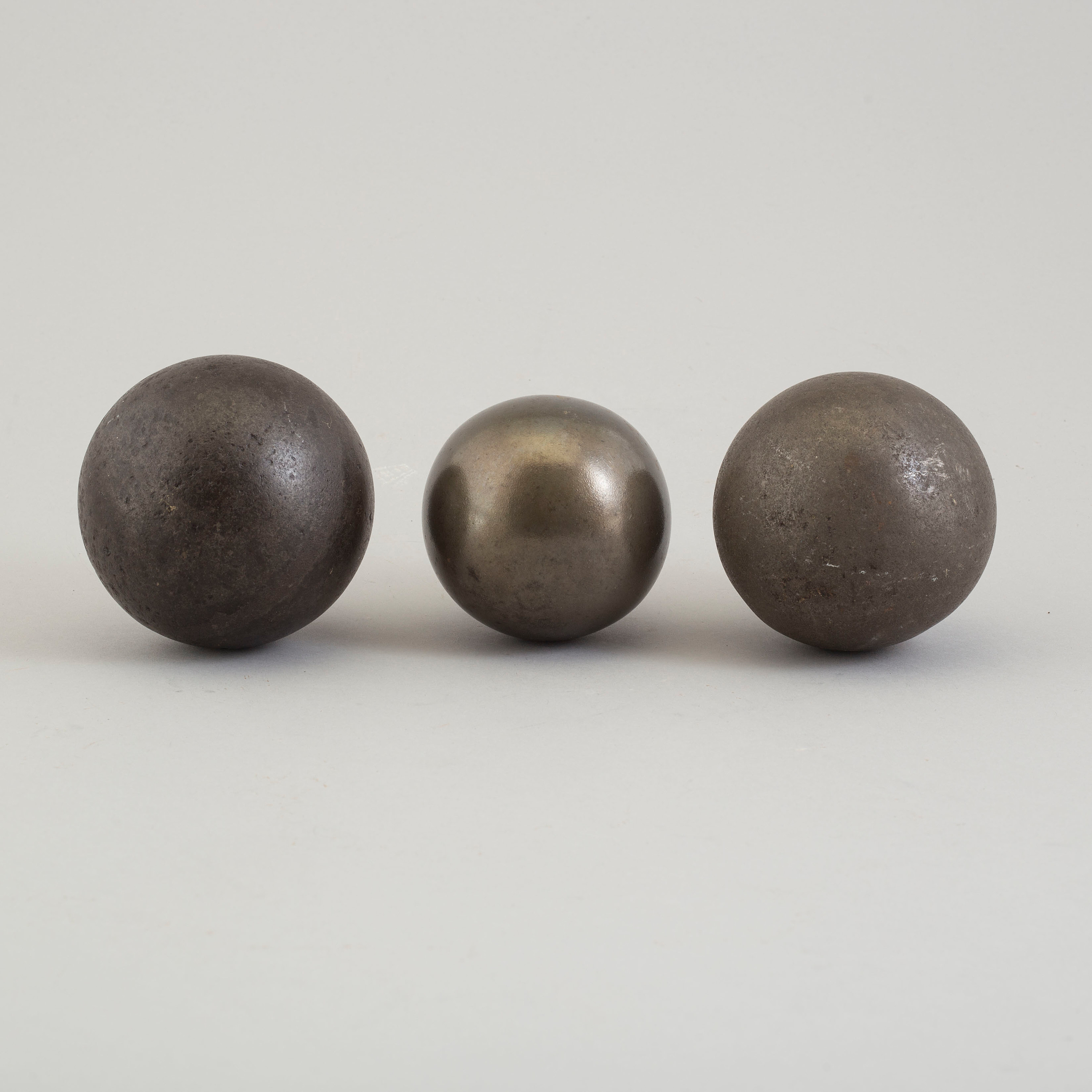 Three 19th century iron balls. Bukowskis