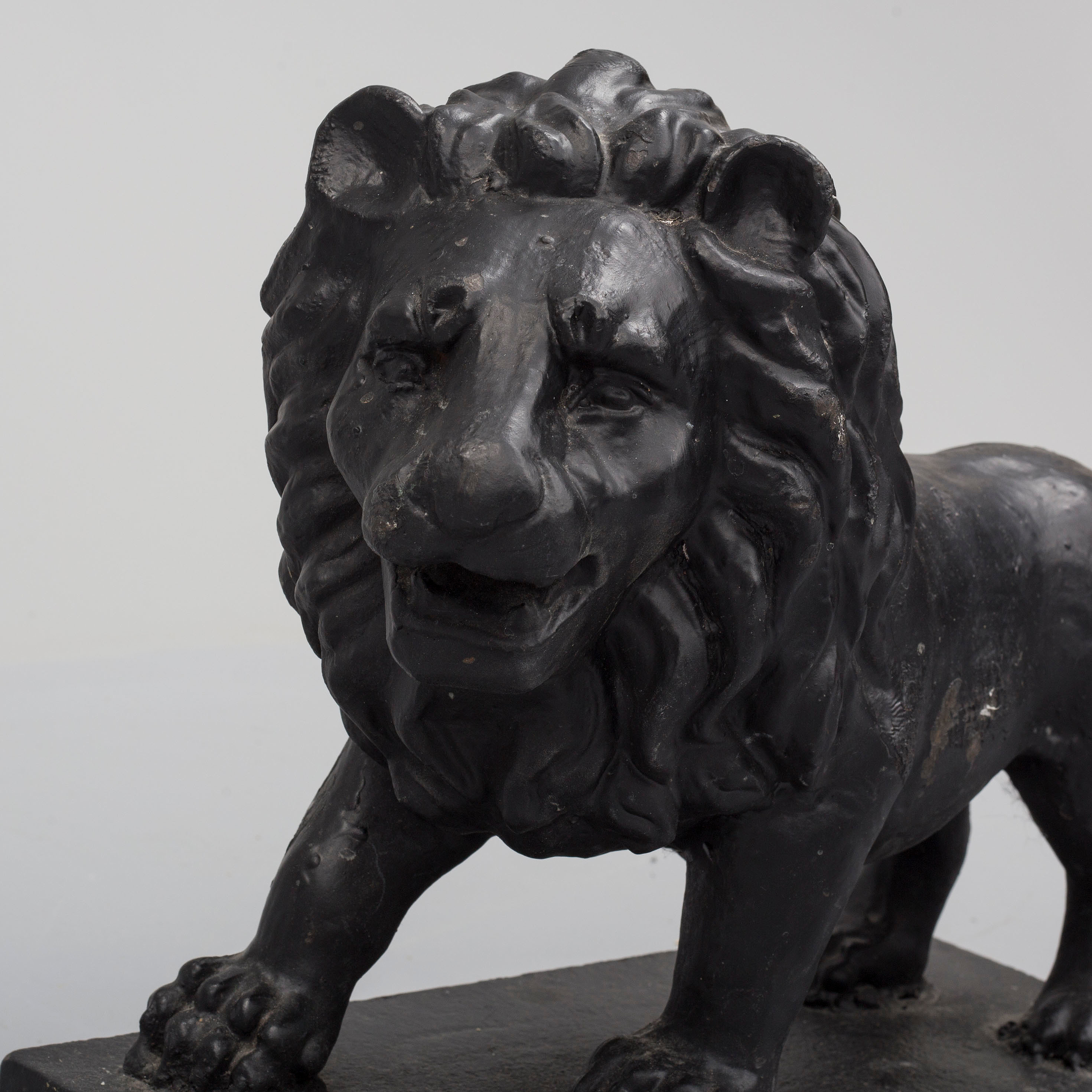 A 20th century painted cast iron lion sculpture. Bukowskis