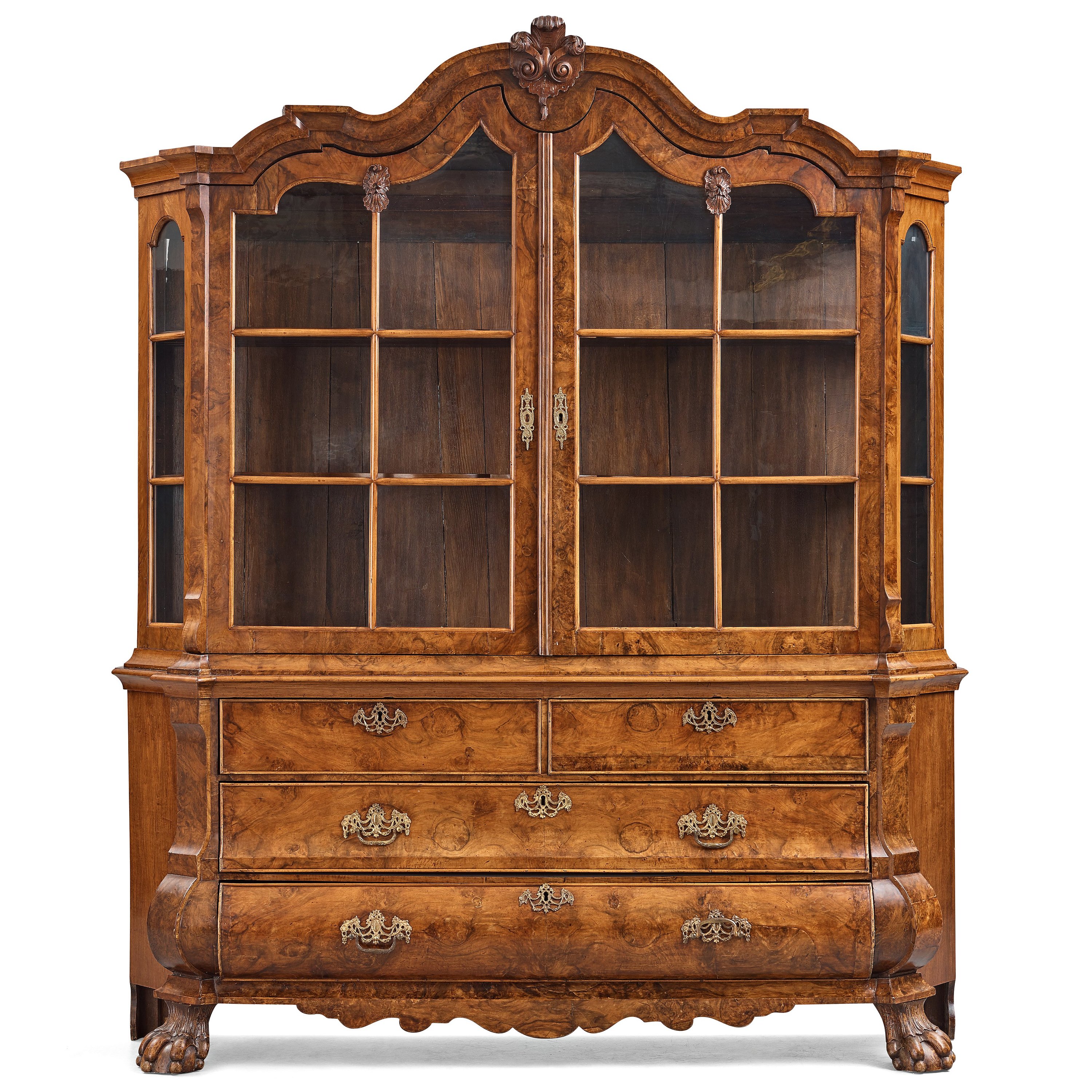 Meuble ancien en bois sculpté