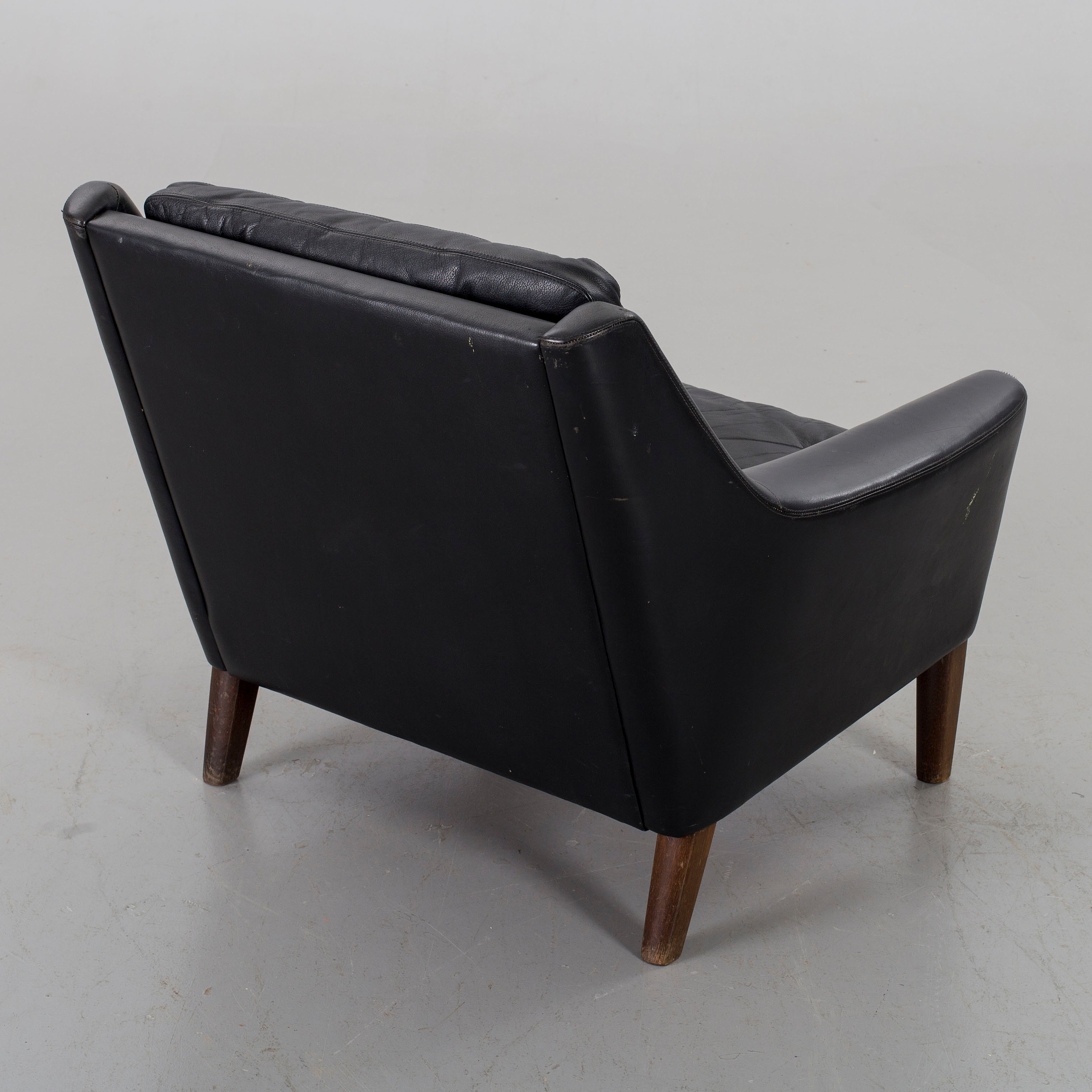A 1960s Scandinavian black leather easy chair. Bukowskis