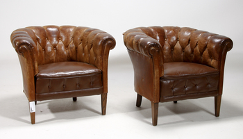 108701. FÅTÖLJER, ett par, Chesterfieldmodell. 1900-talets början.