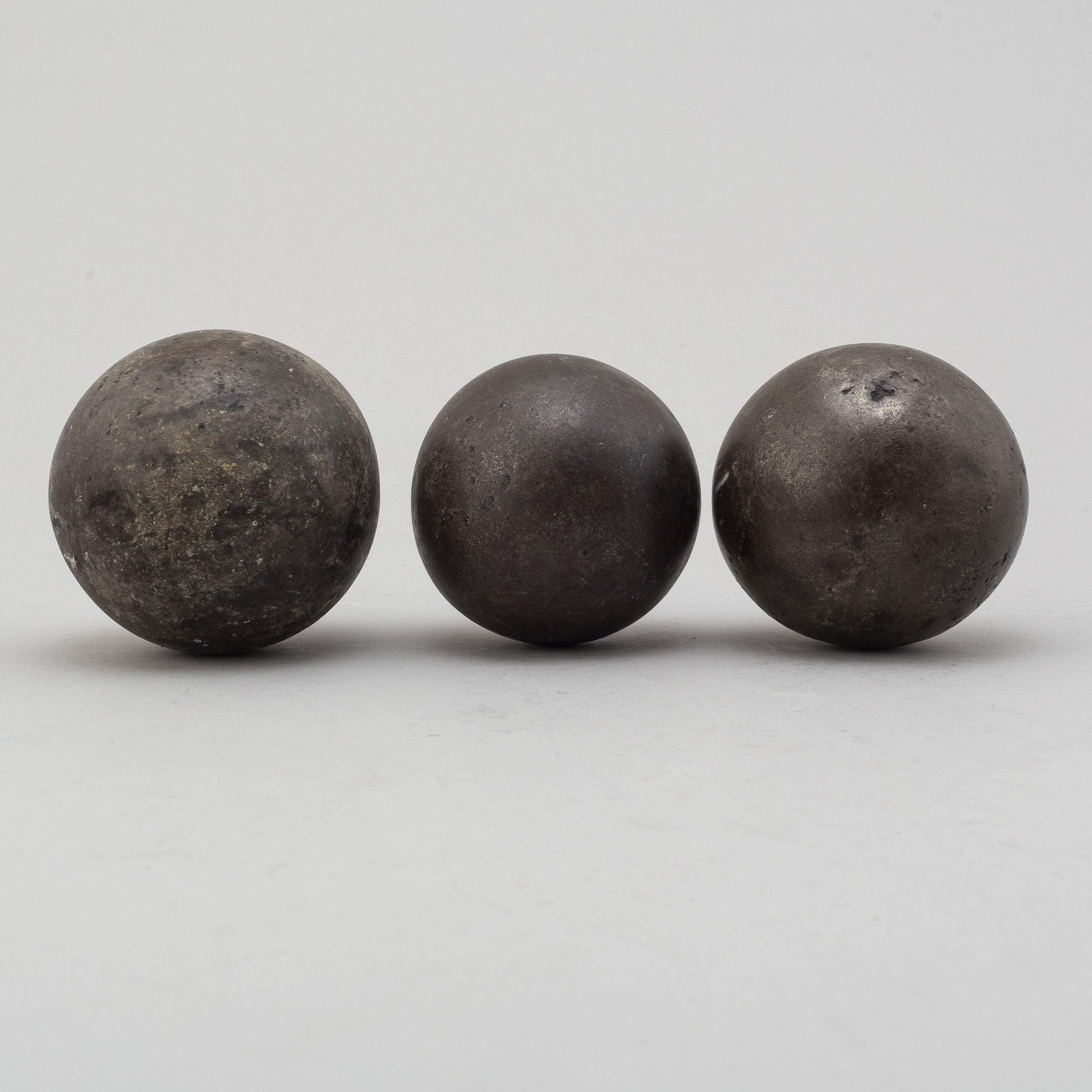 Three 19th century iron balls. Bukowskis